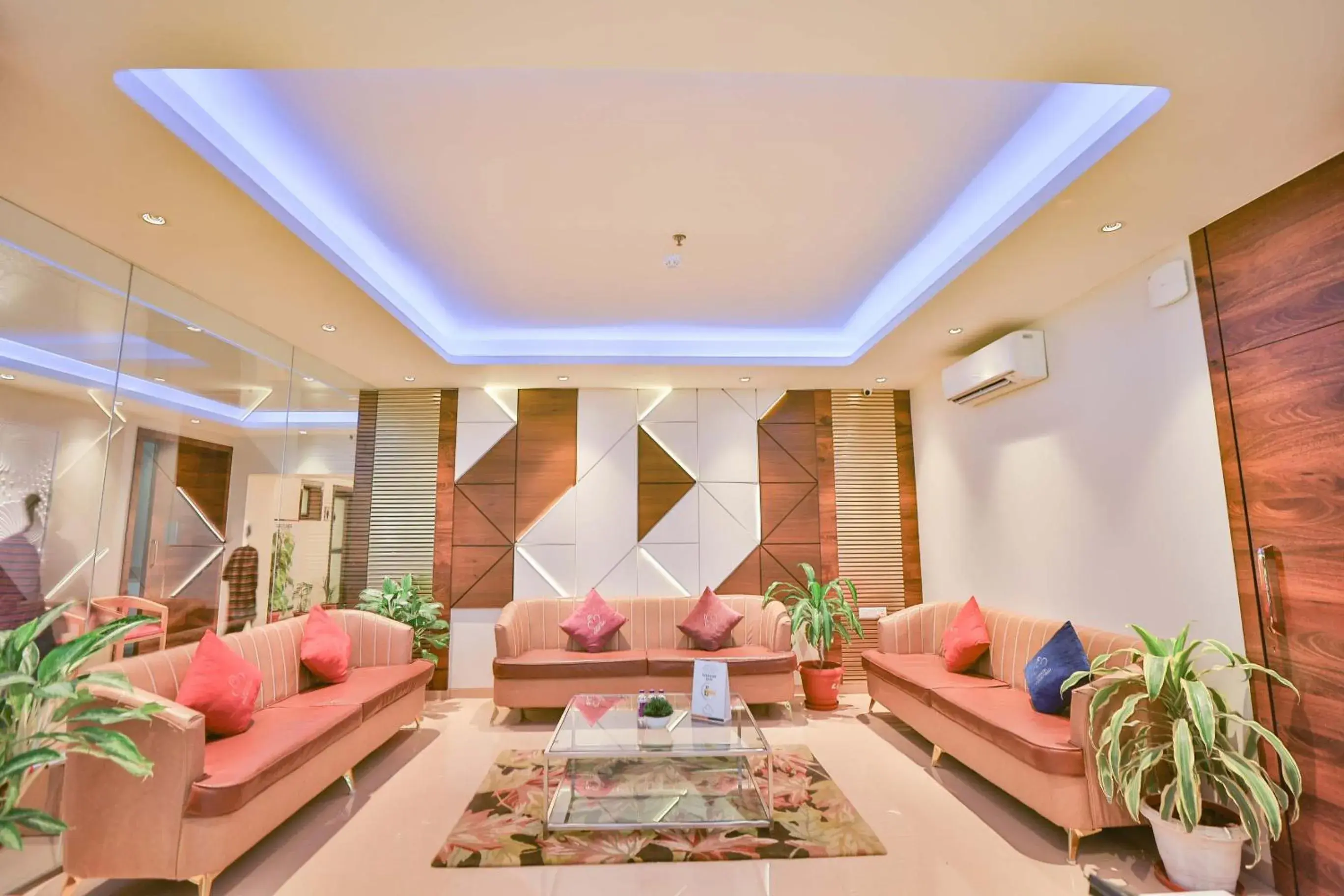 HOTEL CRYSTAL CROWN HOTEL CRYSTAL CROWN