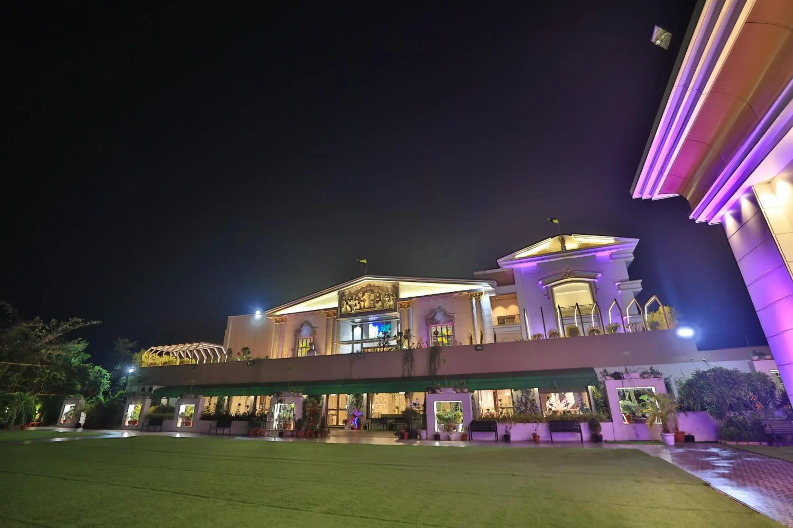 Property building in HOTEL CRYSTAL CROWN Property building in HOTEL CRYSTAL CROWN