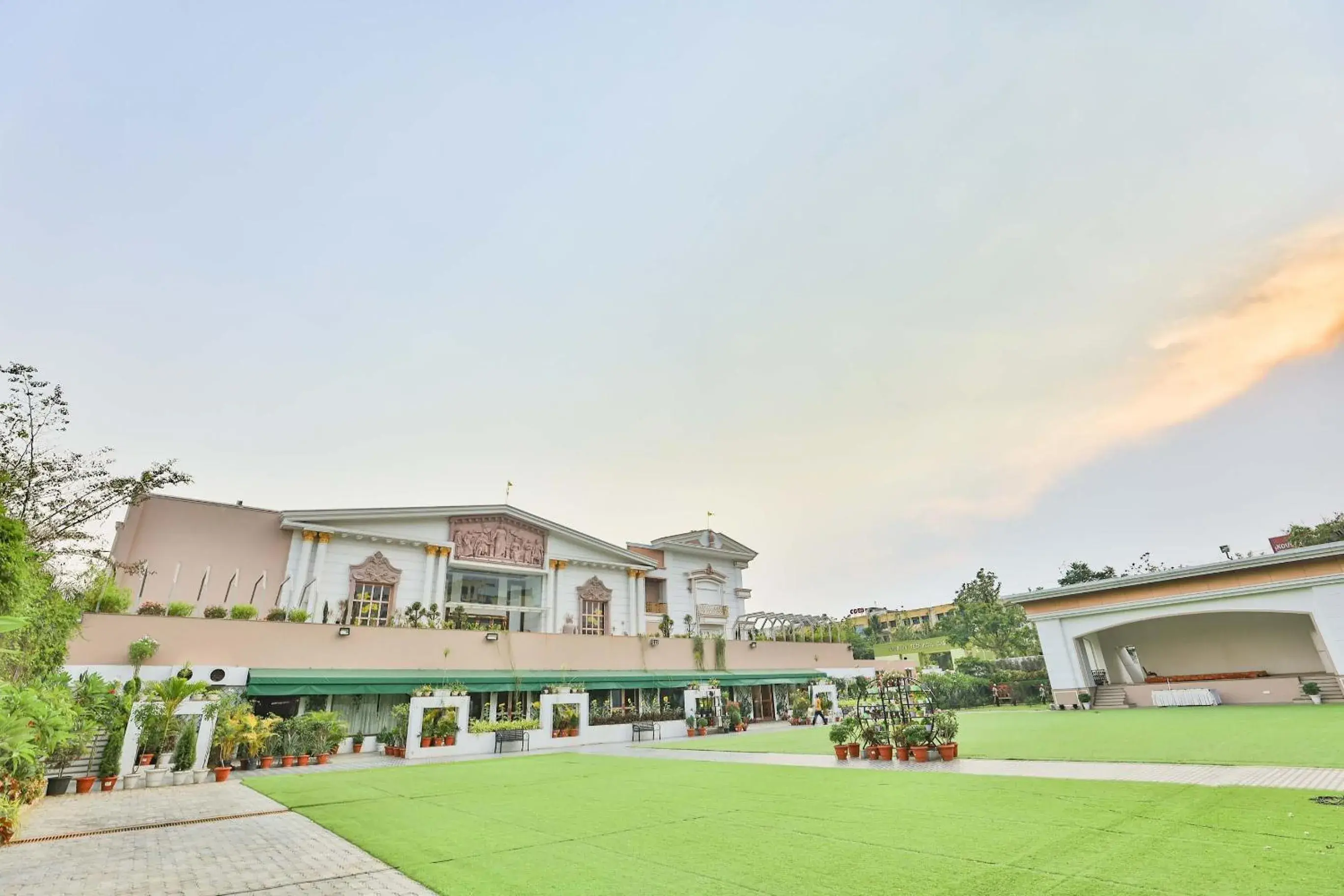 Property building in HOTEL CRYSTAL CROWN Property building in HOTEL CRYSTAL CROWN