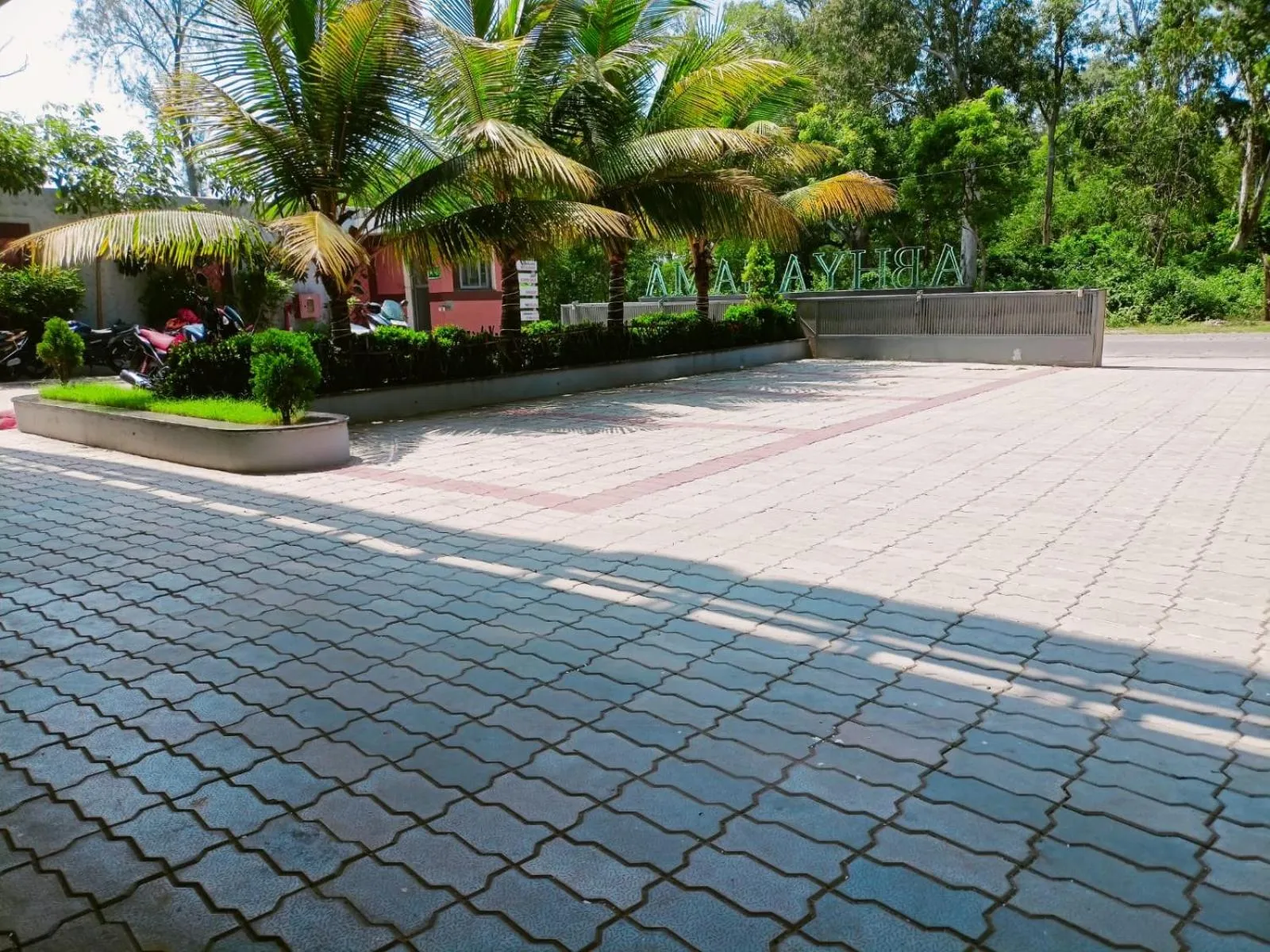 Parking in Abhyagama Hotel