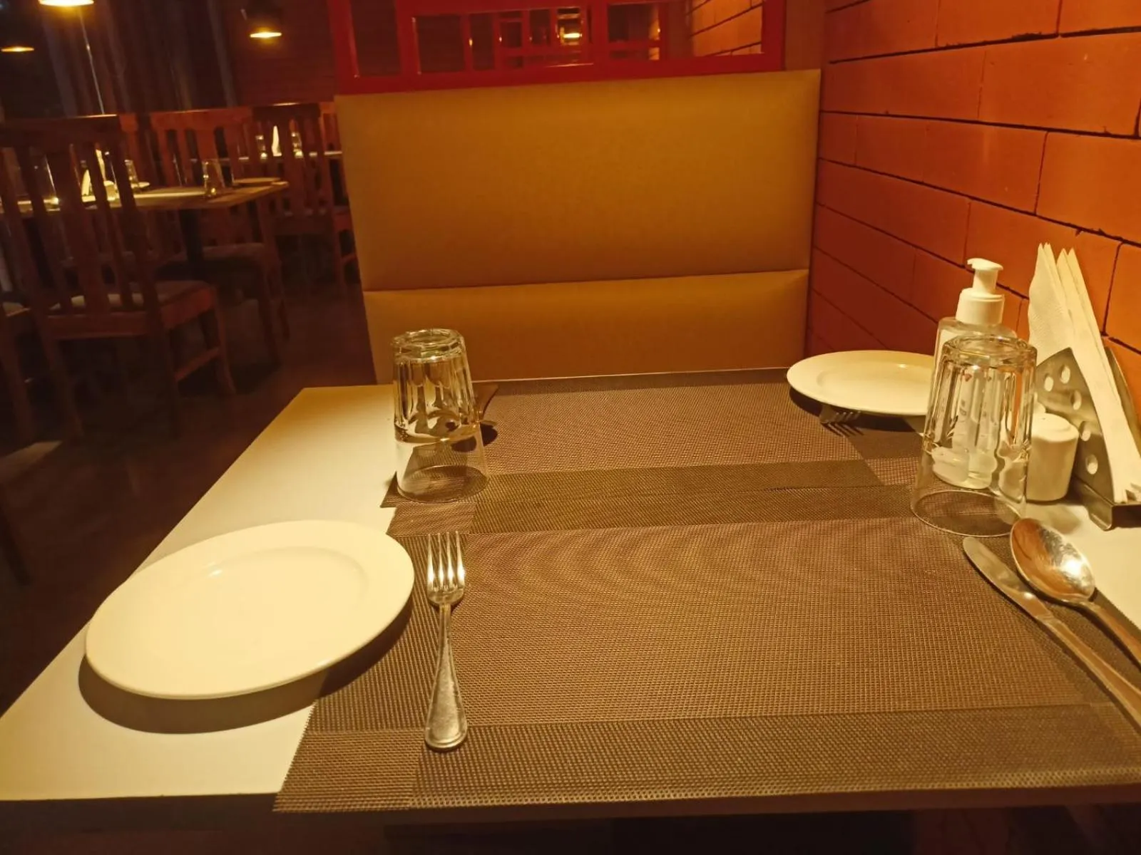 Restaurant/places to eat in Abhyagama Hotel