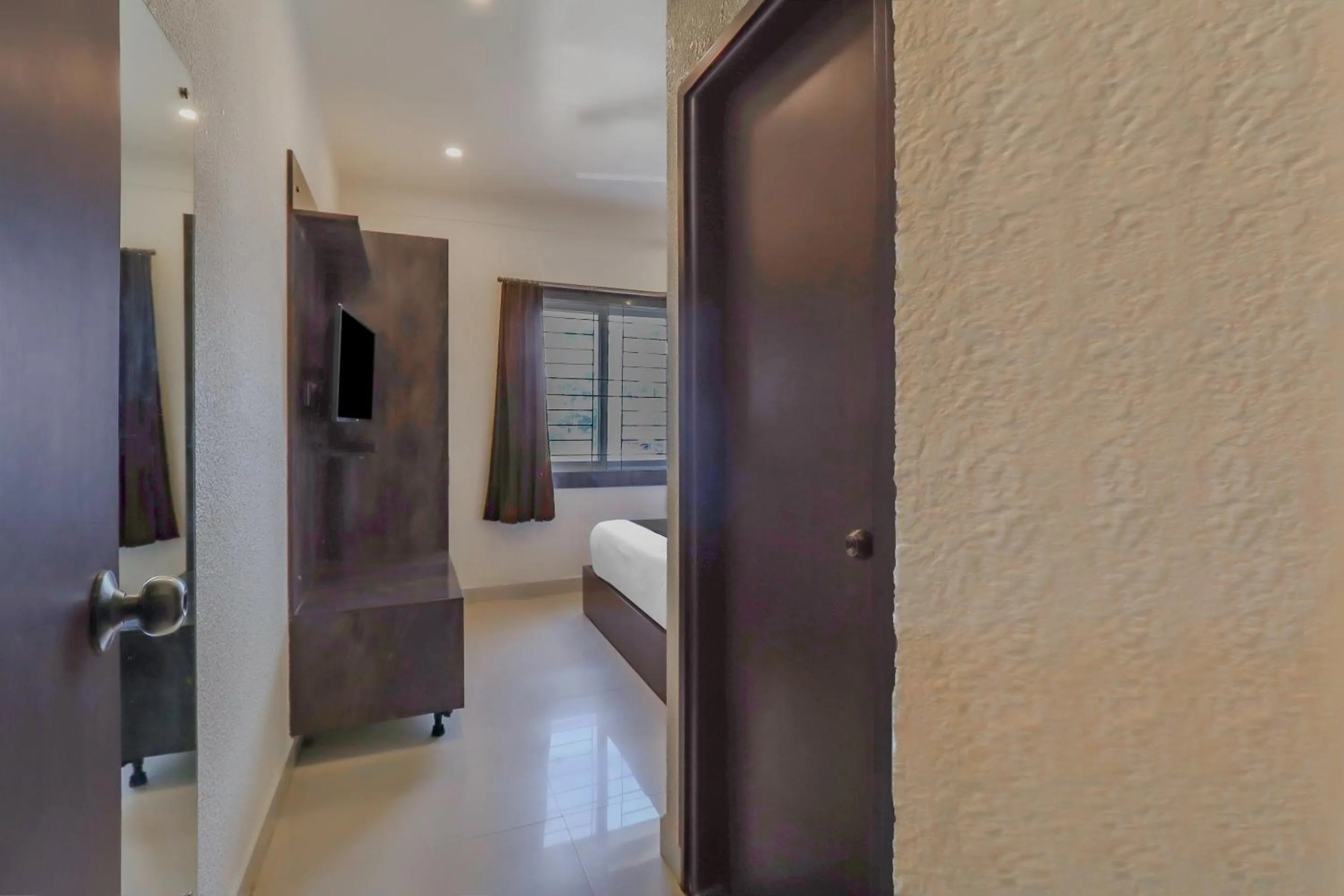 Bedroom in Capital O Royal Galaxy Finesse Near Phoenix Marketcity