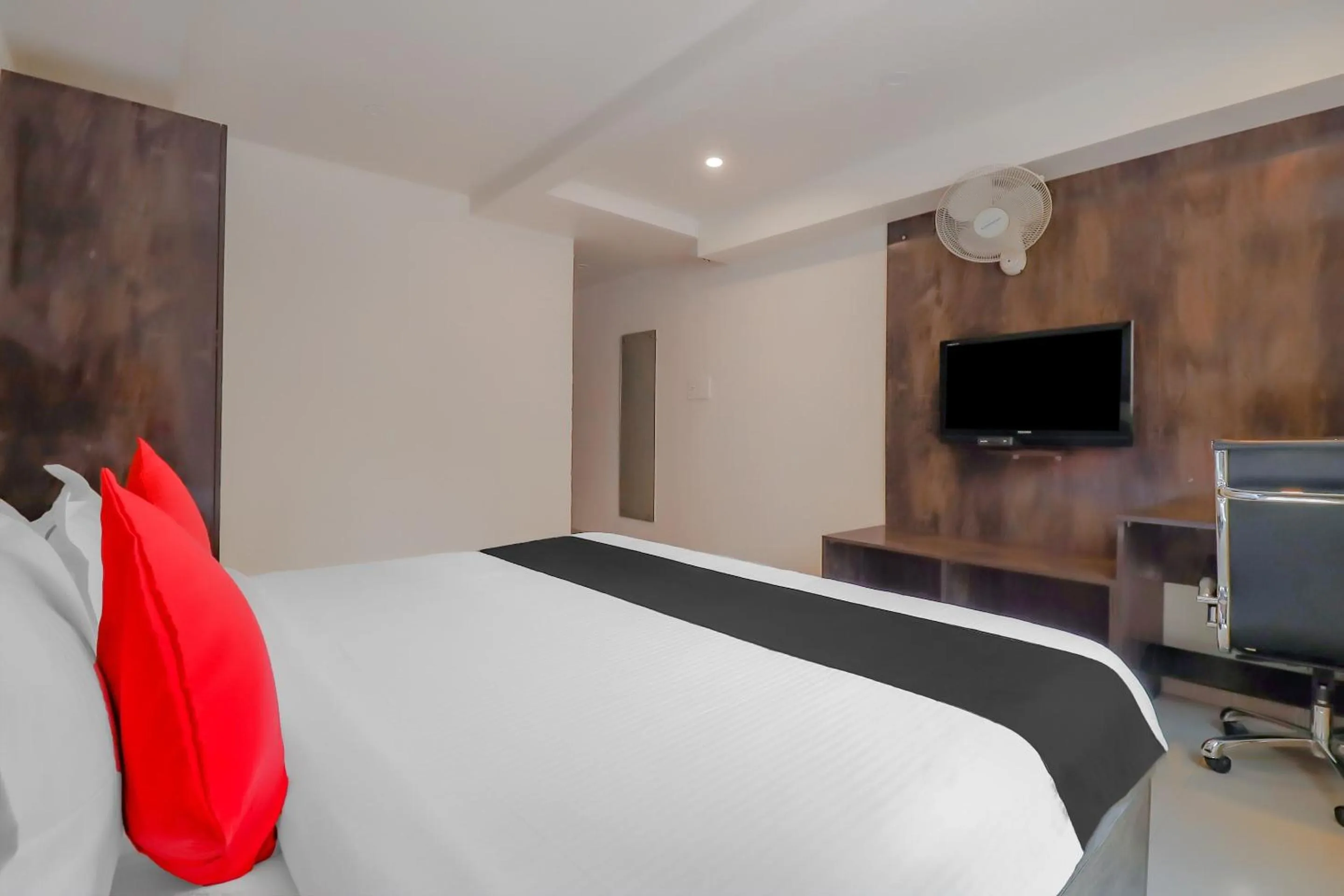 Bedroom, Bed in Capital O Royal Galaxy Finesse Near Phoenix Marketcity