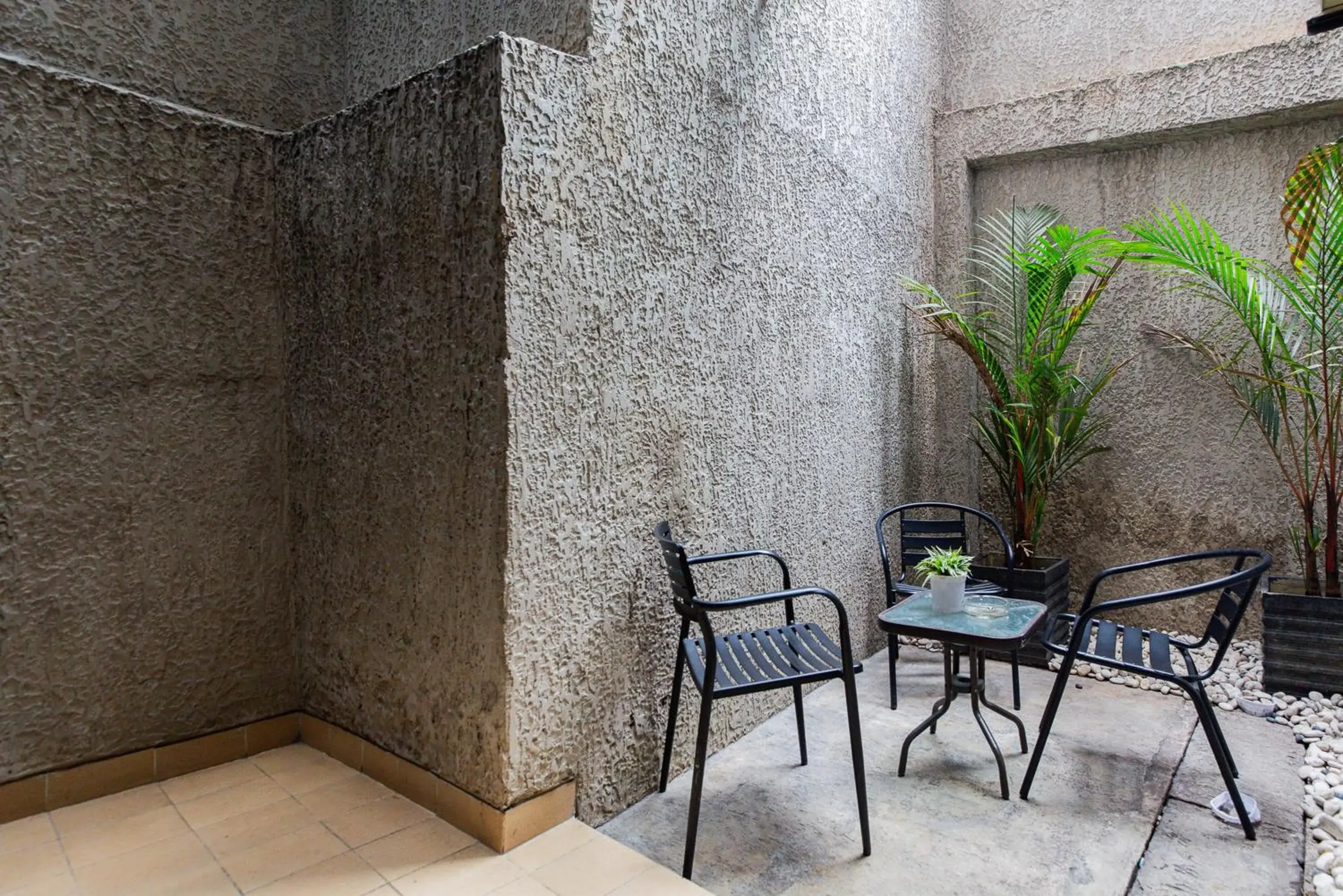 Seating area in Urbanview Hotel Slipi Inn Palmerah Seating area in Urbanview Hotel Slipi Inn Palmerah