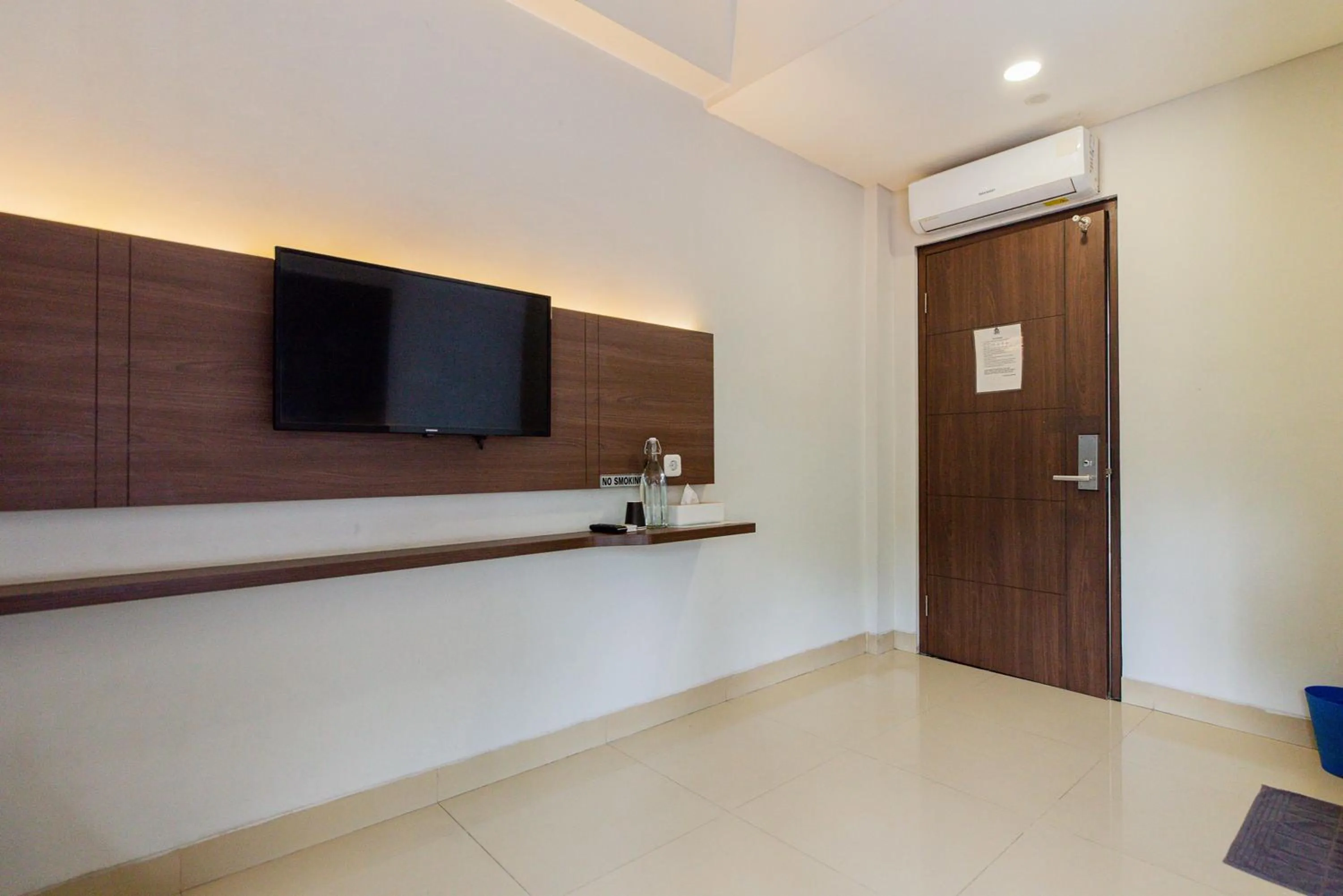 TV and multimedia in Urbanview Hotel Slipi Inn Palmerah