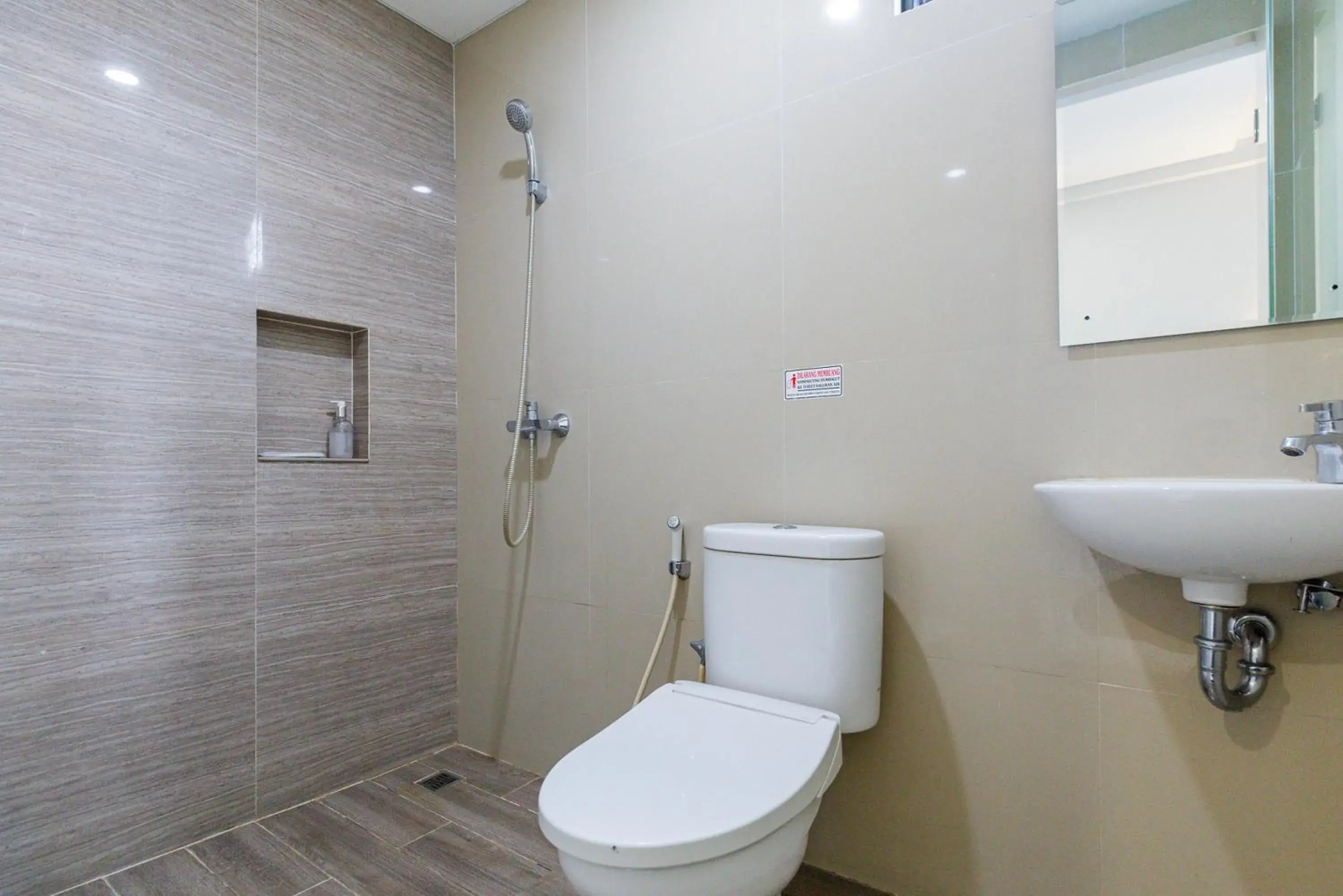 Bathroom in Urbanview Hotel Slipi Inn Palmerah Bathroom in Urbanview Hotel Slipi Inn Palmerah