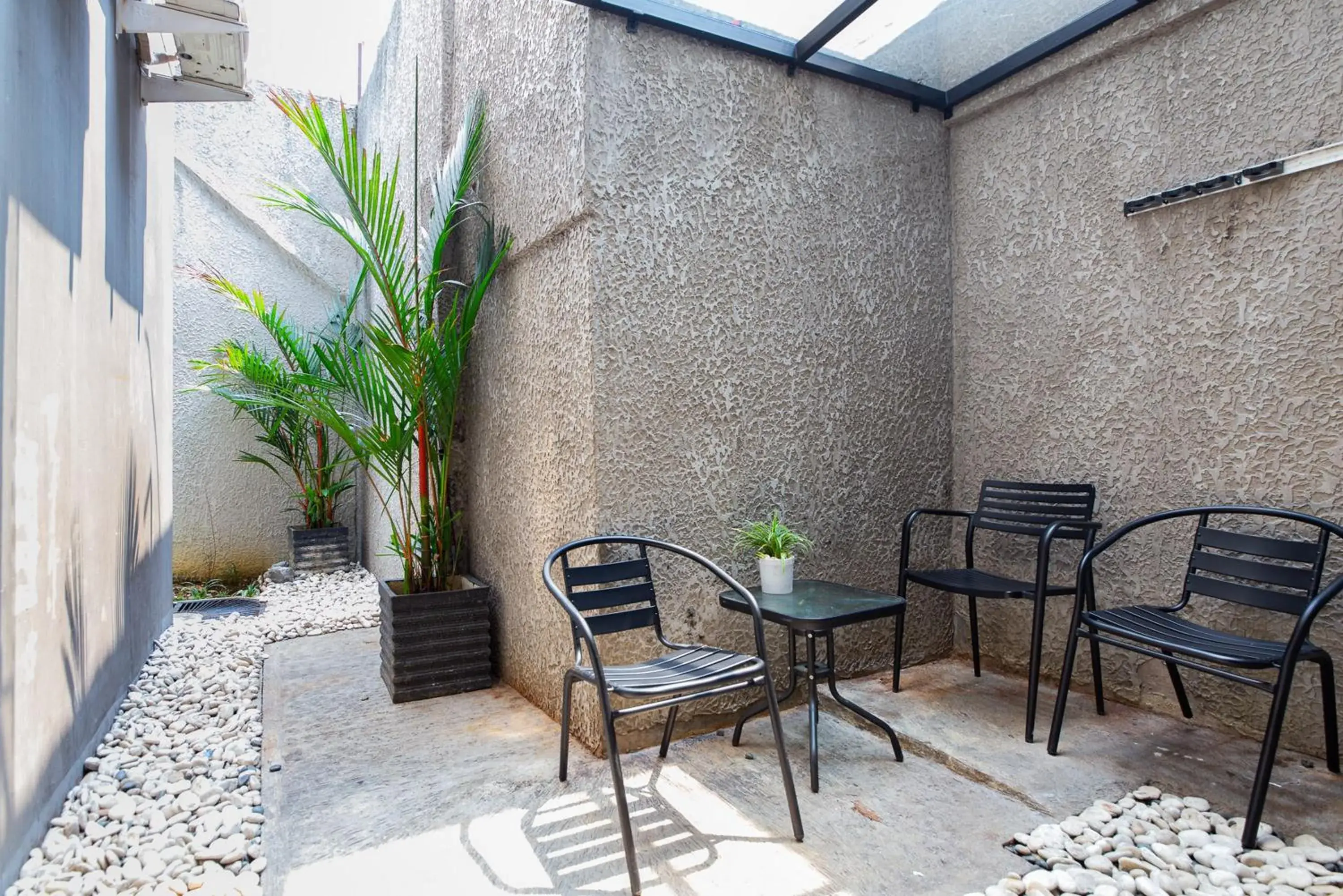 Seating area in Urbanview Hotel Slipi Inn Palmerah Seating area in Urbanview Hotel Slipi Inn Palmerah