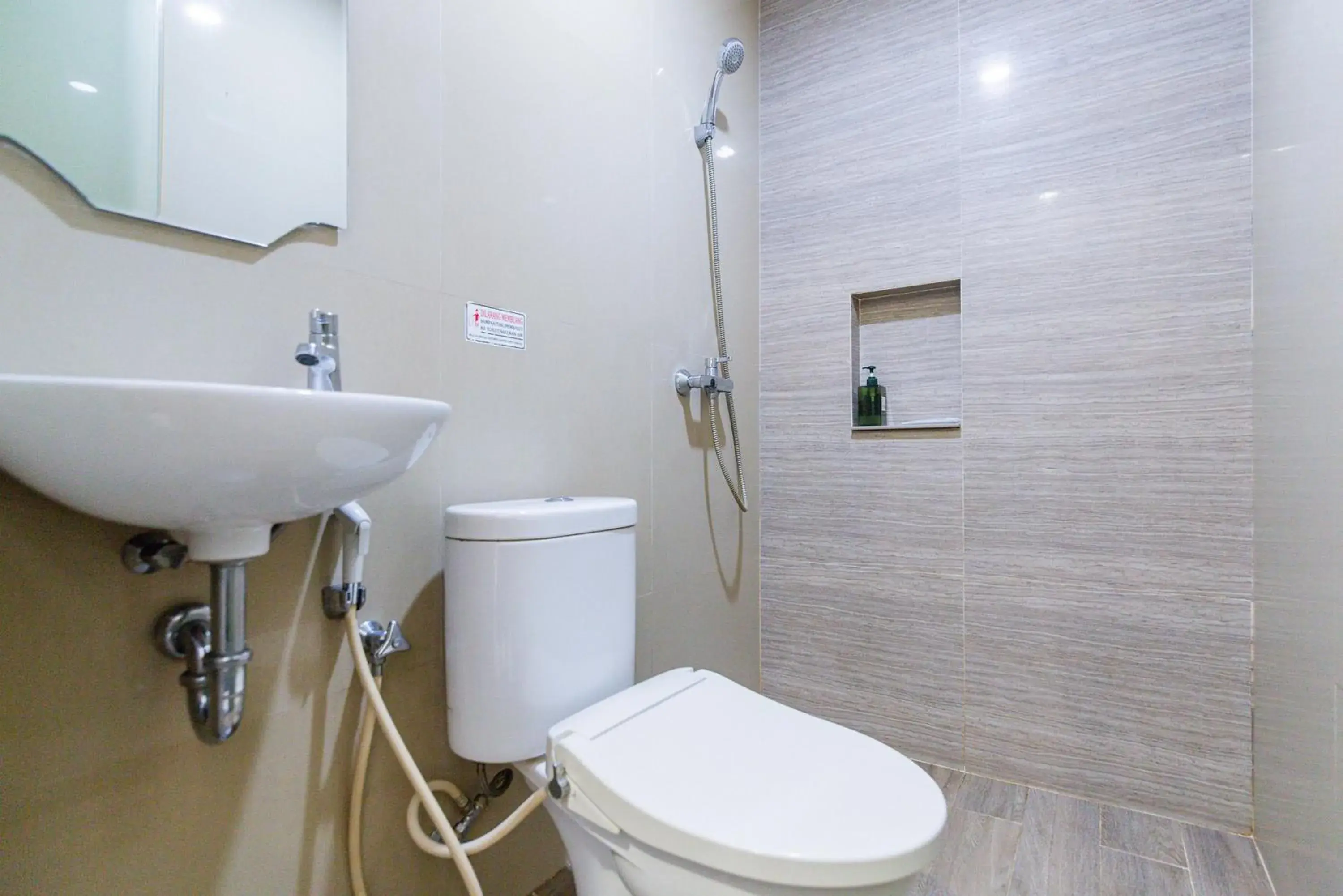 Bathroom in Urbanview Hotel Slipi Inn Palmerah Bathroom in Urbanview Hotel Slipi Inn Palmerah