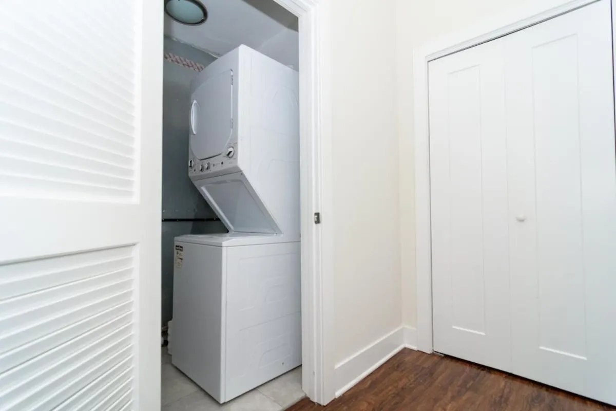 McCormick Place 420 Friendly 3BR in Downtown Chicago with Optional Parking Sleeps 8 Guests Near Soldier Field, Grant Park and Lakefront Trail