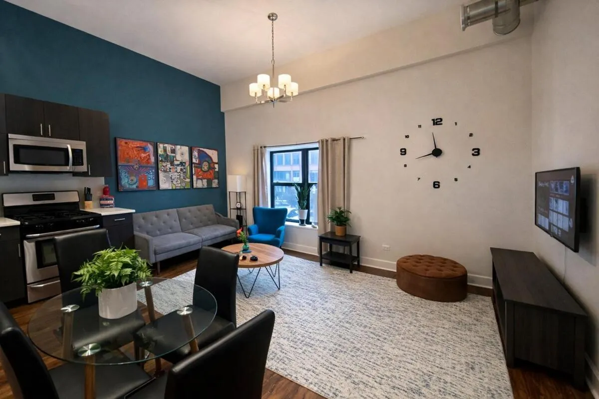 McCormick Place 420 Friendly 3BR in Downtown Chicago with Optional Parking Sleeps 8 Guests Near Soldier Field, Grant Park and Lakefront Trail