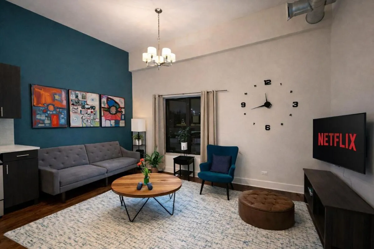 McCormick Place 420 Friendly 3BR in Downtown Chicago with Optional Parking Sleeps 8 Guests Near Soldier Field, Grant Park and Lakefront Trail