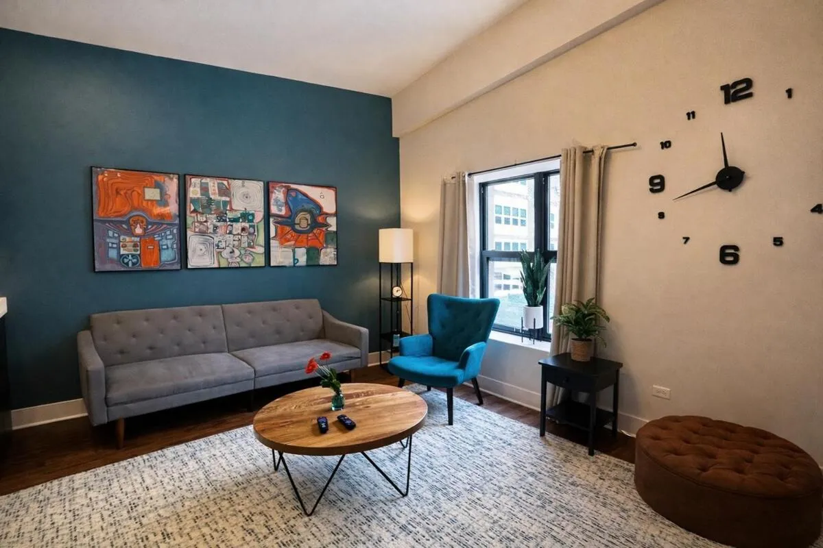 McCormick Place 420 Friendly 3BR in Downtown Chicago with Optional Parking Sleeps 8 Guests Near Soldier Field, Grant Park and Lakefront Trail