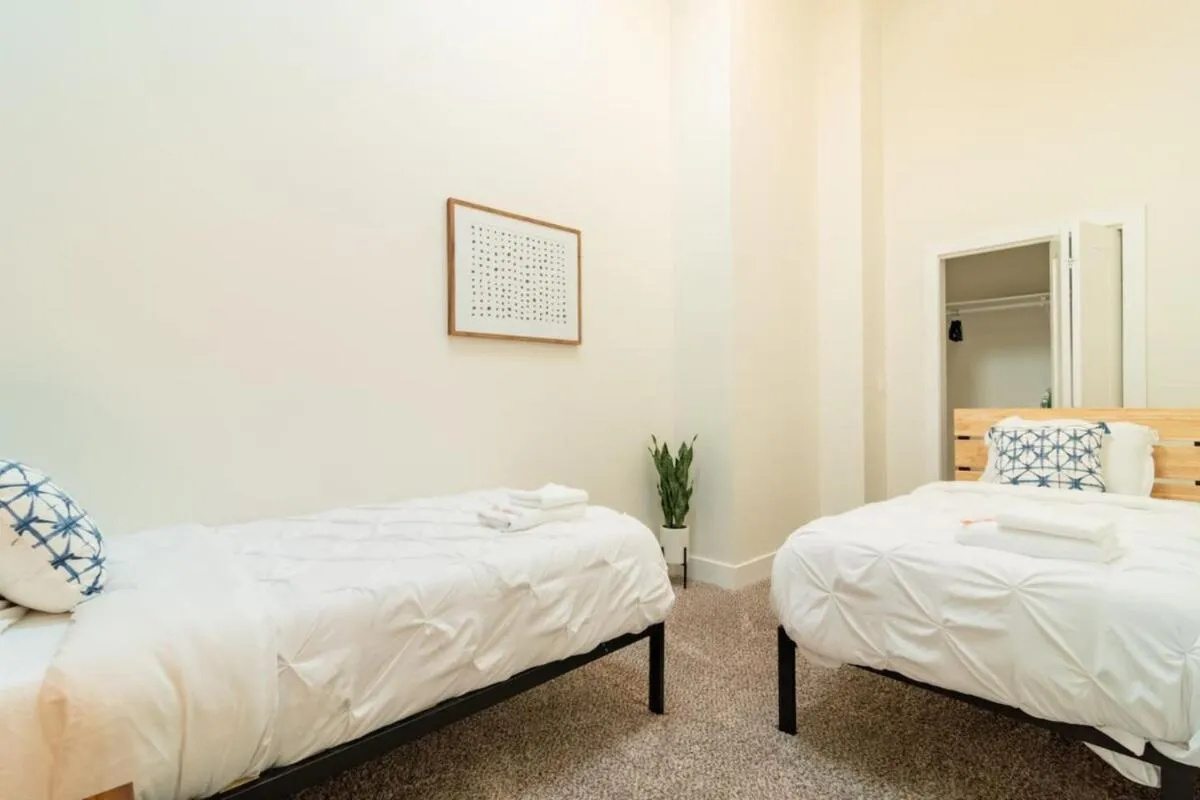 Bed in McCormick Place 420 Friendly 3BR in Downtown Chicago with Optional Parking Sleeps 8 Guests Near Soldier Field, Grant Park and Lakefront Trail