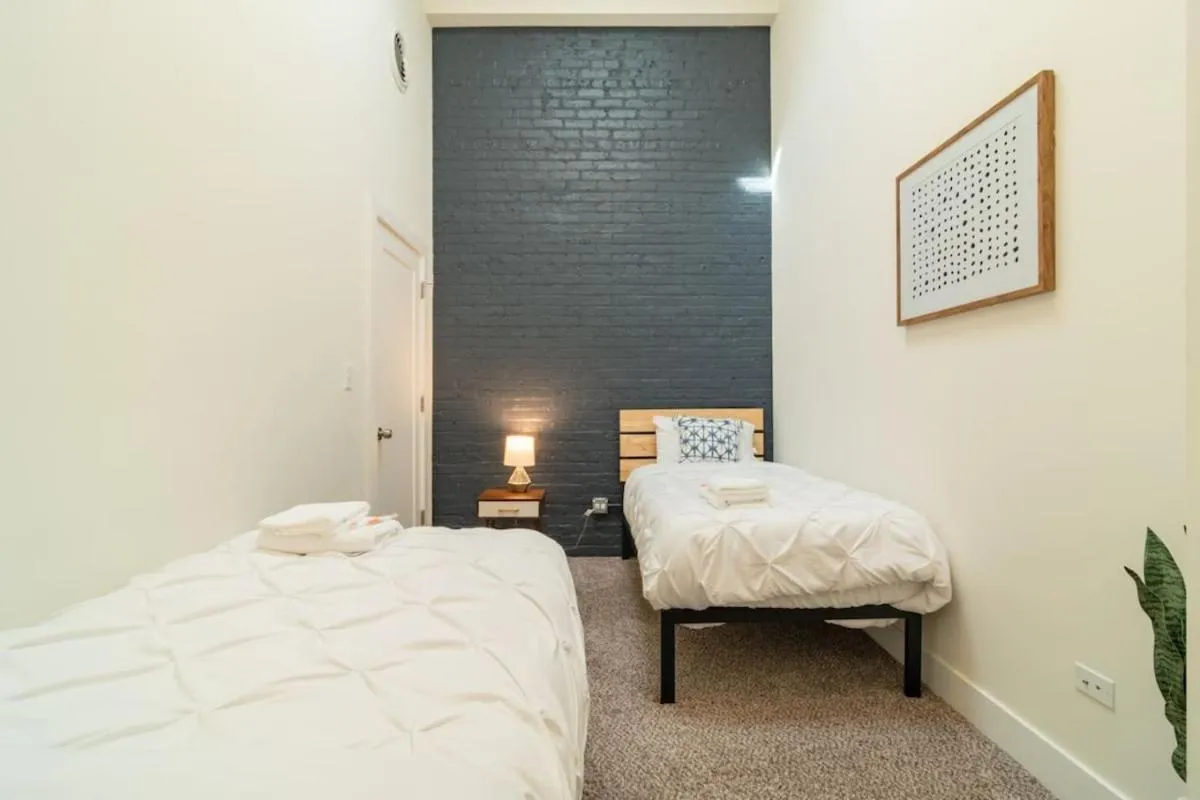 Bed in McCormick Place 420 Friendly 3BR in Downtown Chicago with Optional Parking Sleeps 8 Guests Near Soldier Field, Grant Park and Lakefront Trail