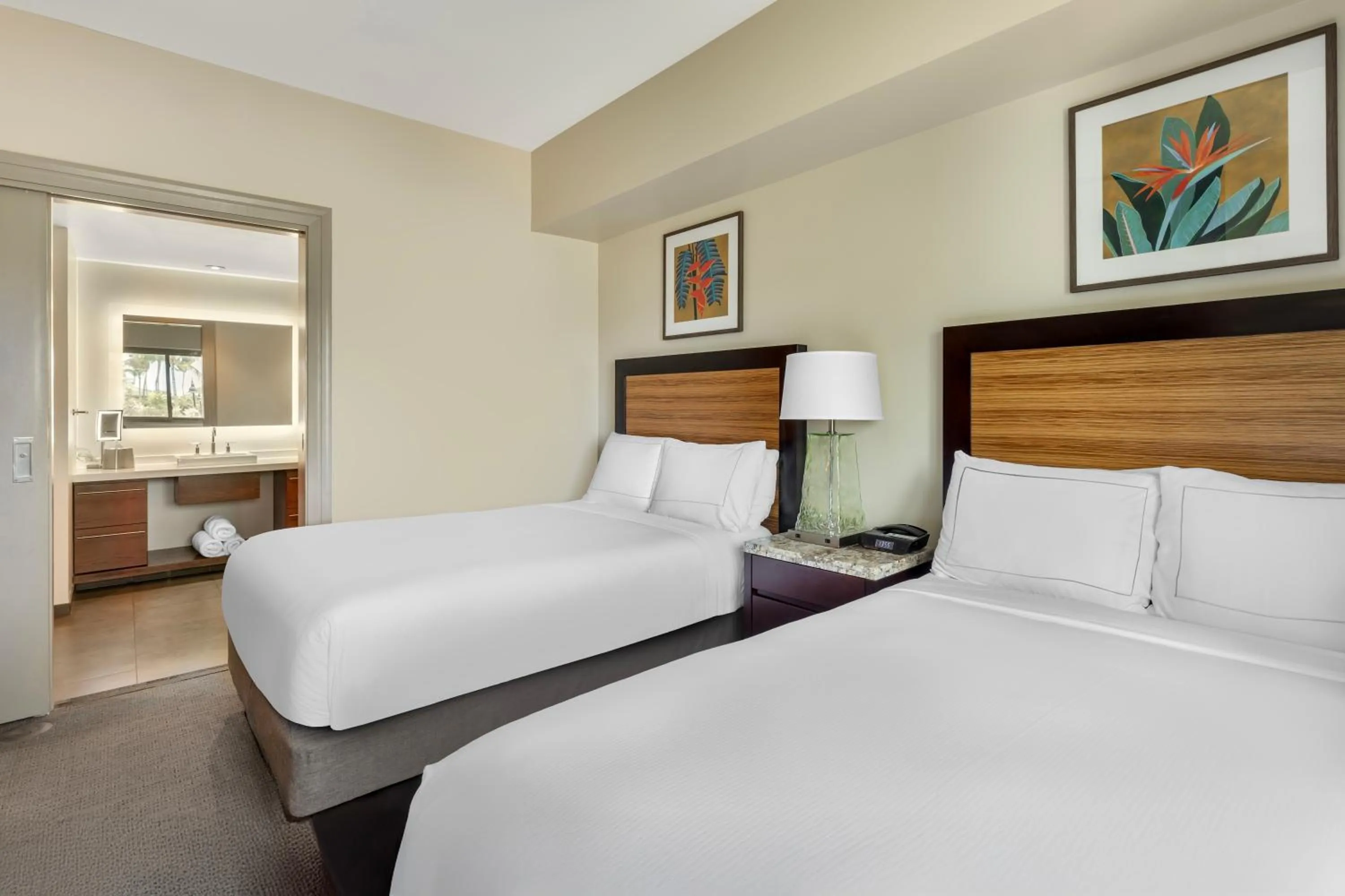 Bathroom, Bed in Hilton Grand Vacations Club Kings Land Waikoloa