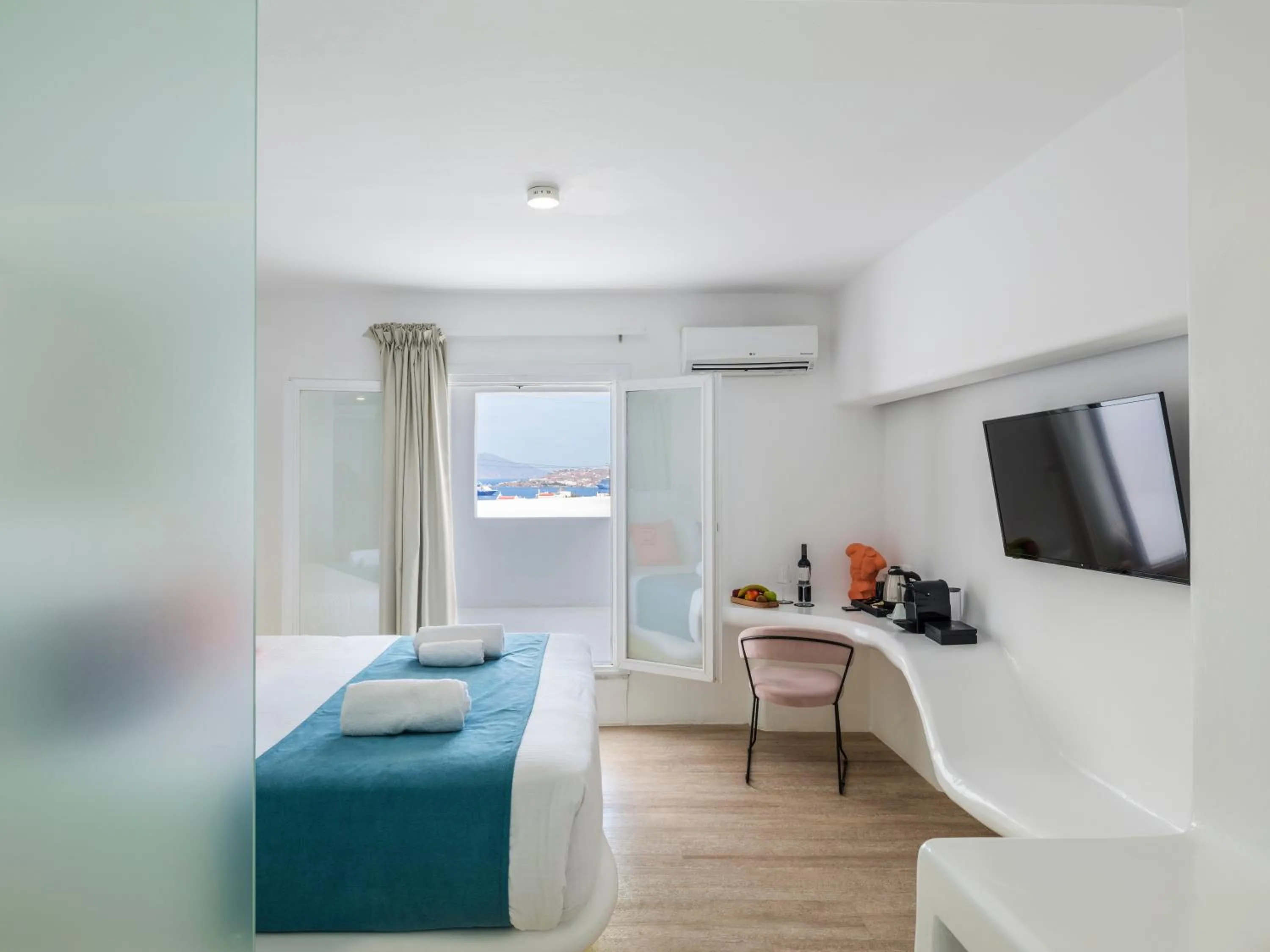 Communal lounge/ TV room, Bed in Axel Beach Mykonos - Adults Only