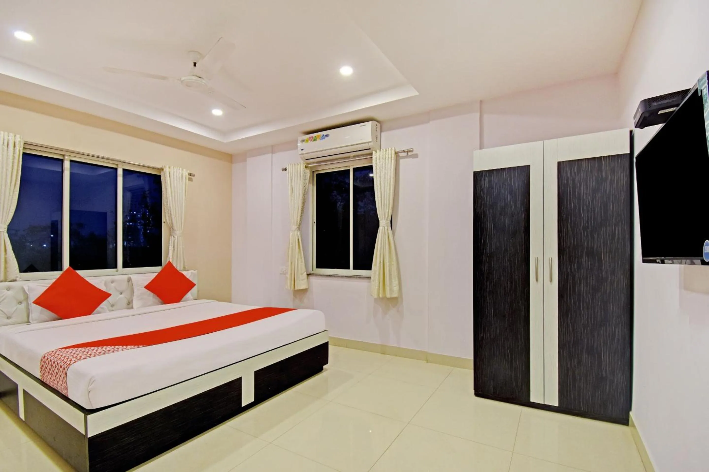 Bedroom, Bed in Hotel O by OYO Newtown Galaxy
