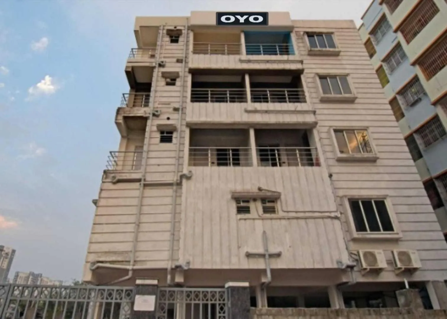 Facade/entrance in Hotel O by OYO Newtown Galaxy