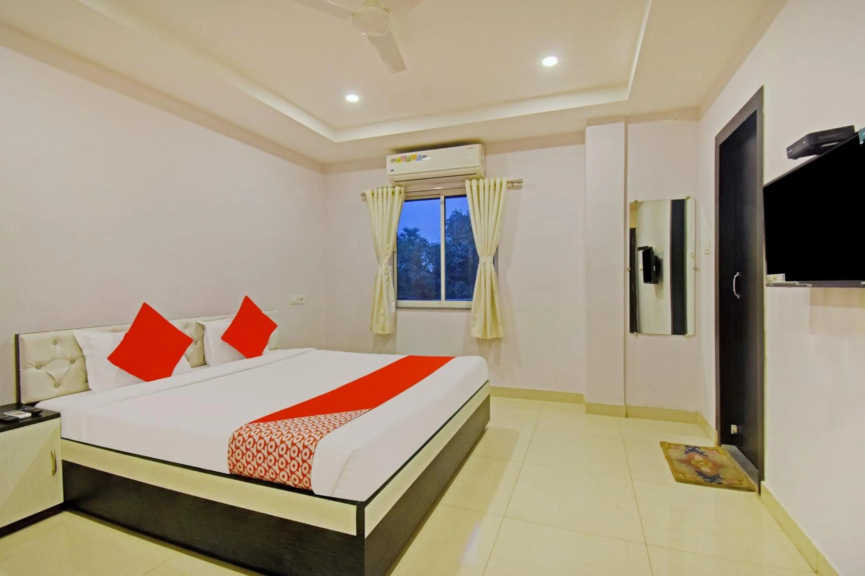 Bedroom, Bed in Hotel O by OYO Newtown Galaxy