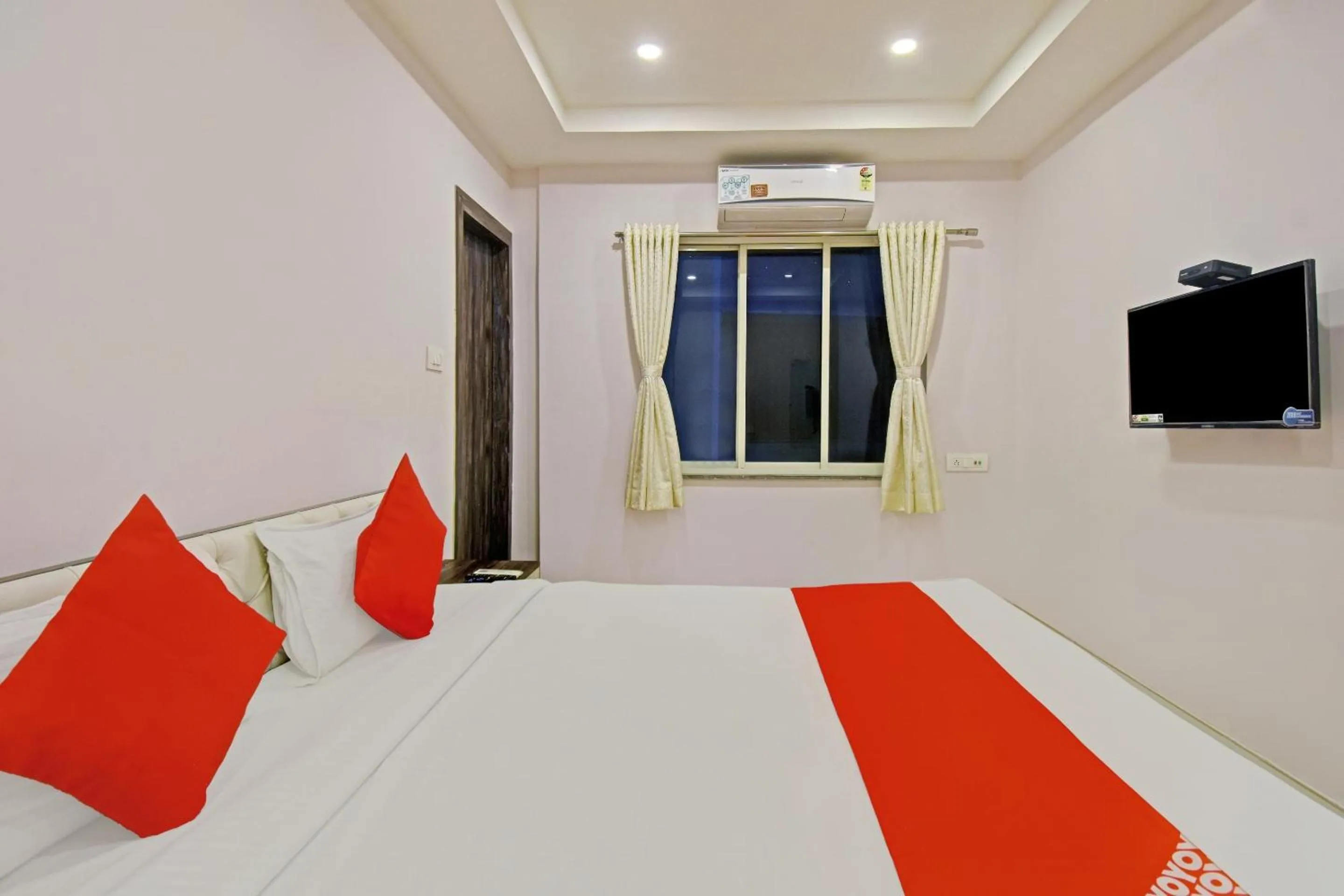 Bedroom, Bed in Hotel O by OYO Newtown Galaxy