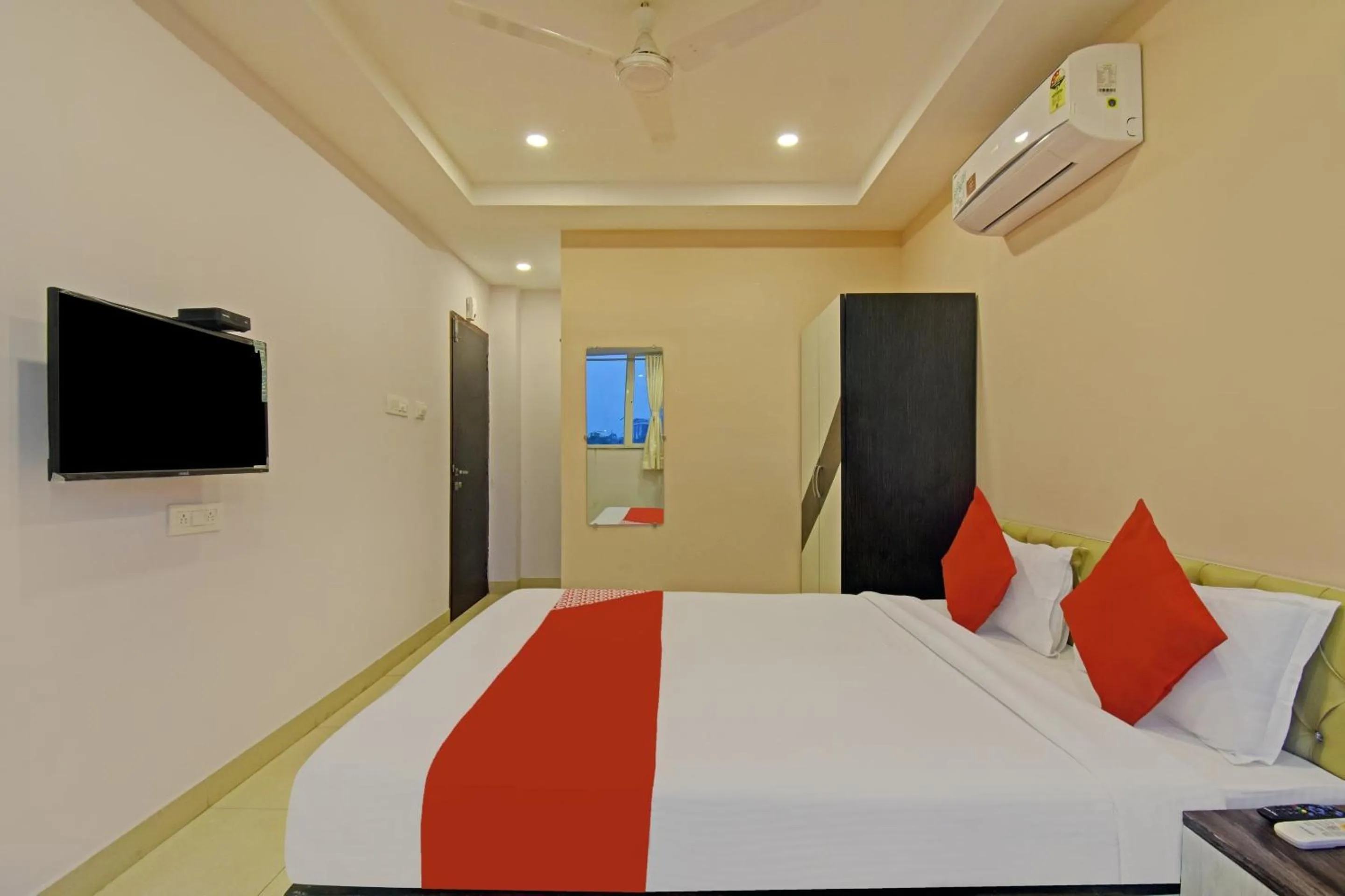 Bedroom, Bed in Hotel O by OYO Newtown Galaxy