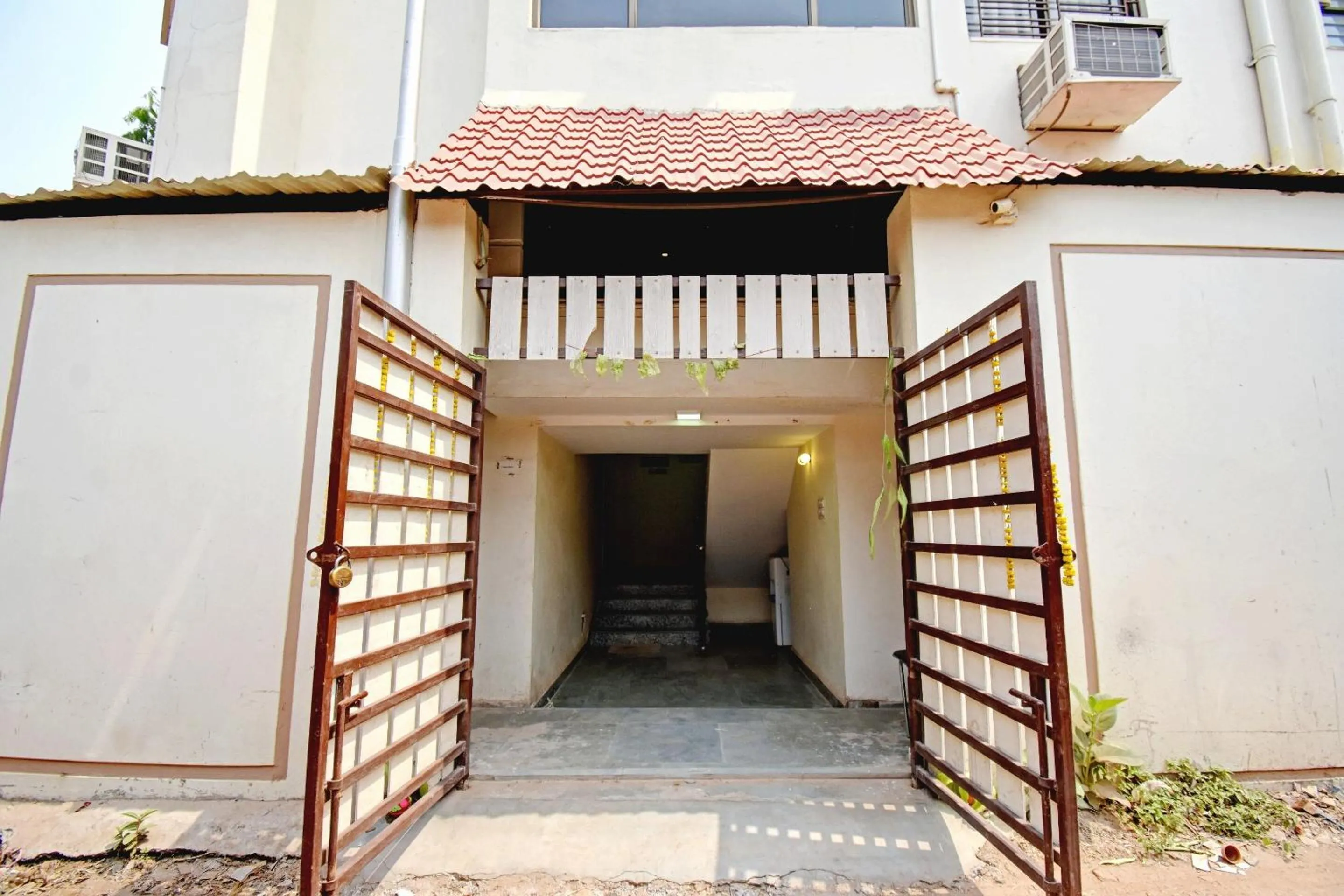 Facade/entrance in Hotel O Majestic Inn