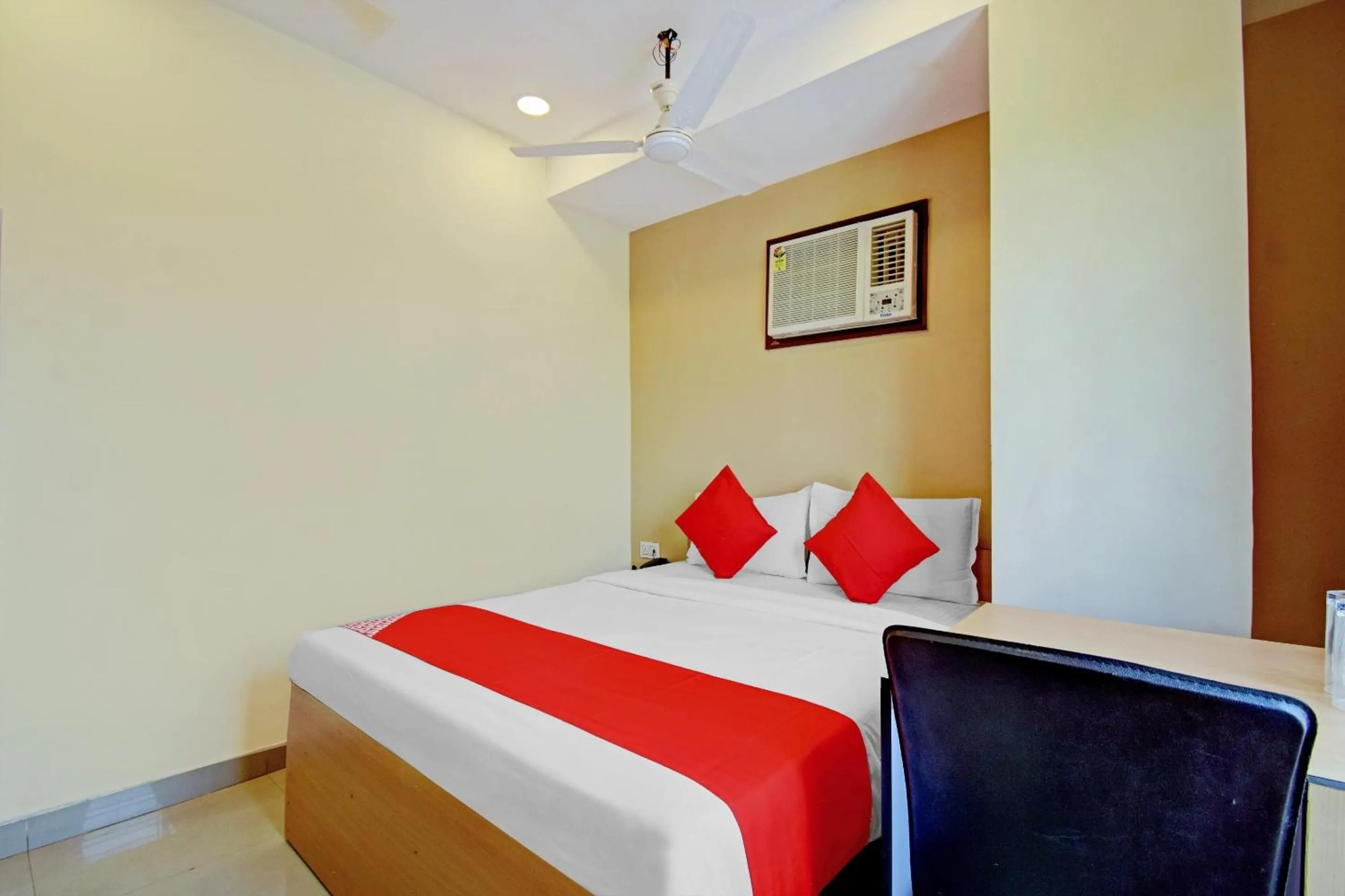 Bedroom, Bed in Hotel O Majestic Inn