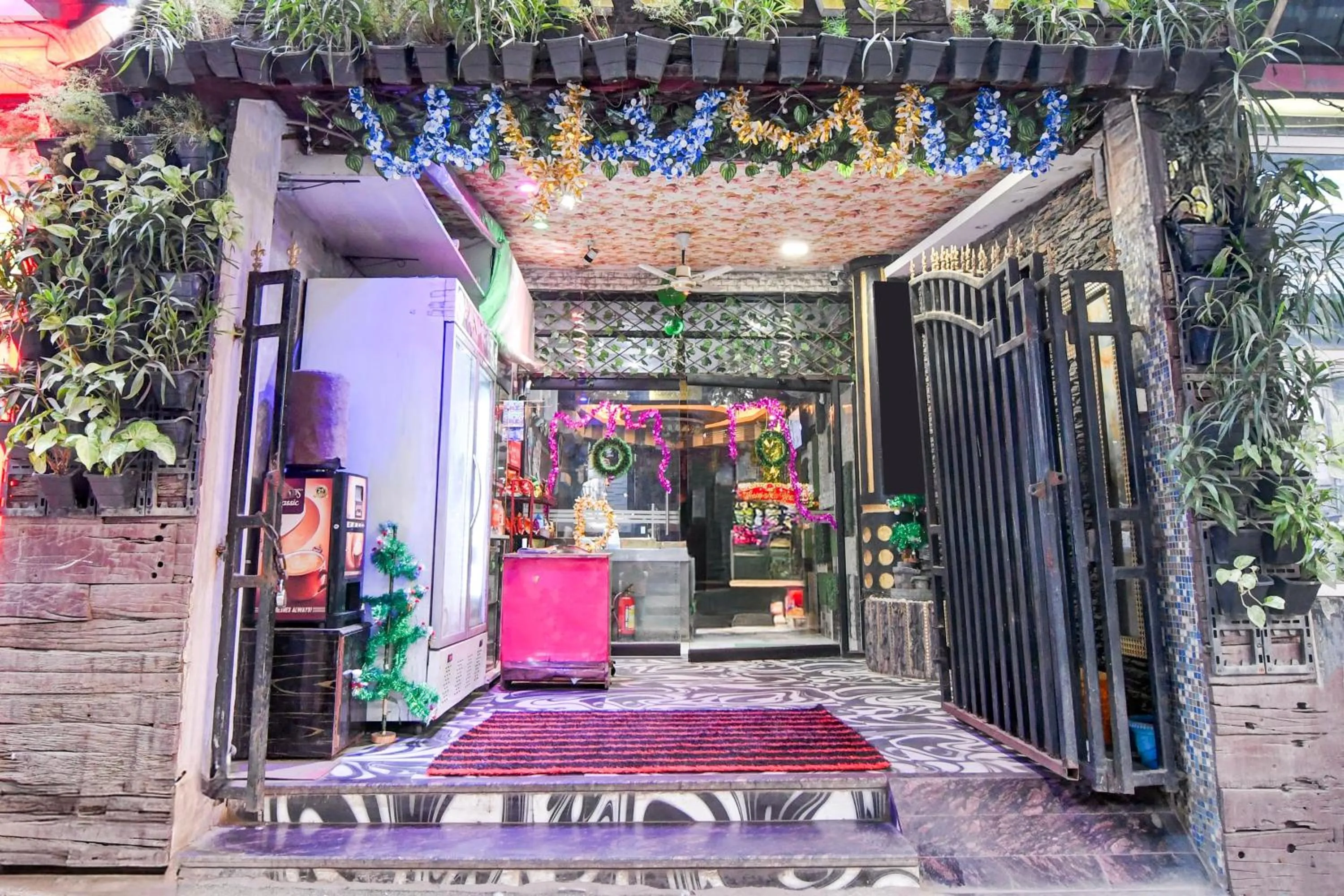 Facade/entrance in Collection O Circus Avenue Road Formerly Hotel Rockstar