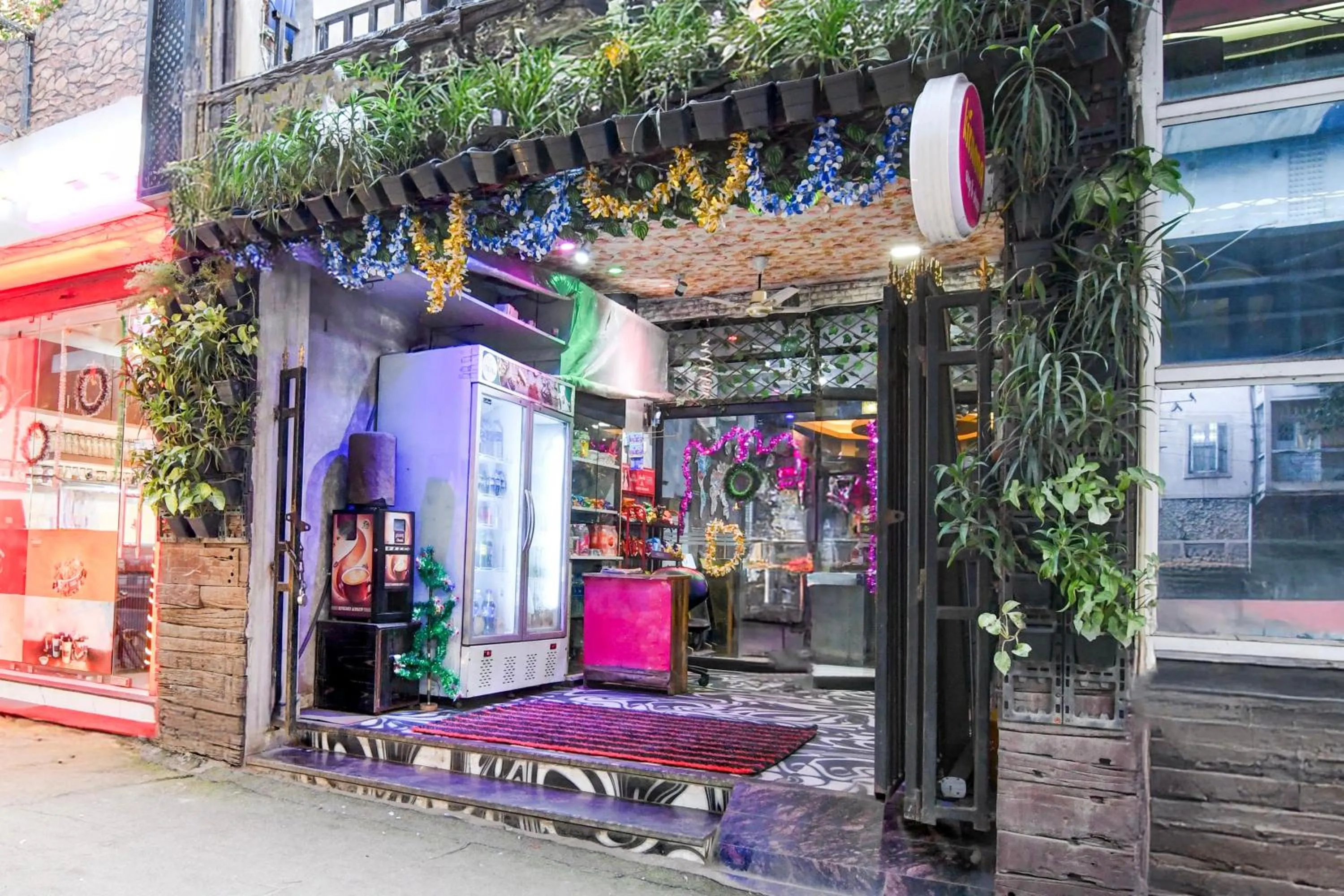 Facade/entrance in Collection O Circus Avenue Road Formerly Hotel Rockstar