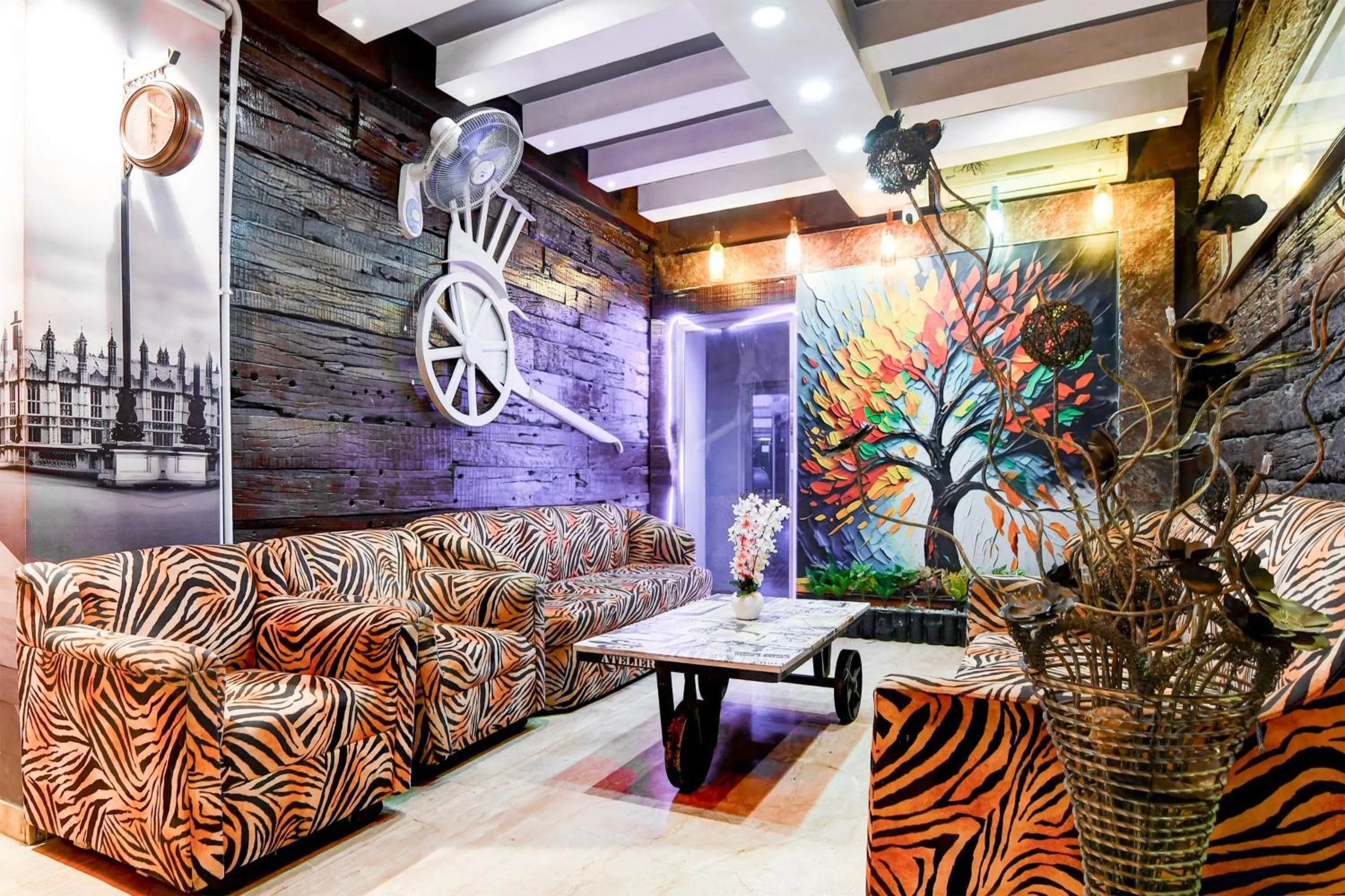 Lobby or reception in Collection O Circus Avenue Road Formerly Hotel Rockstar