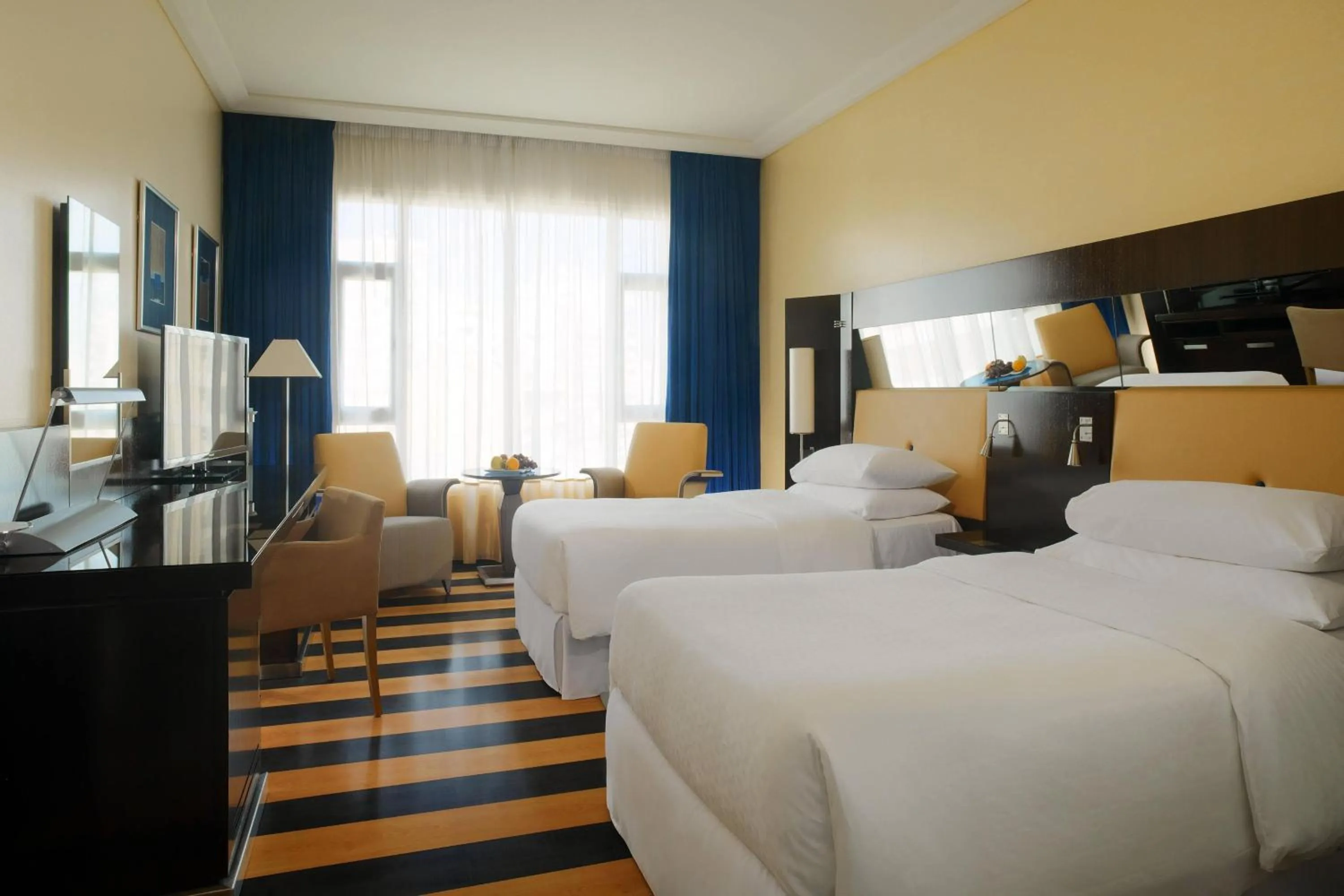 Photo of the whole room, Bed in Four Points By Sheraton Le Verdun