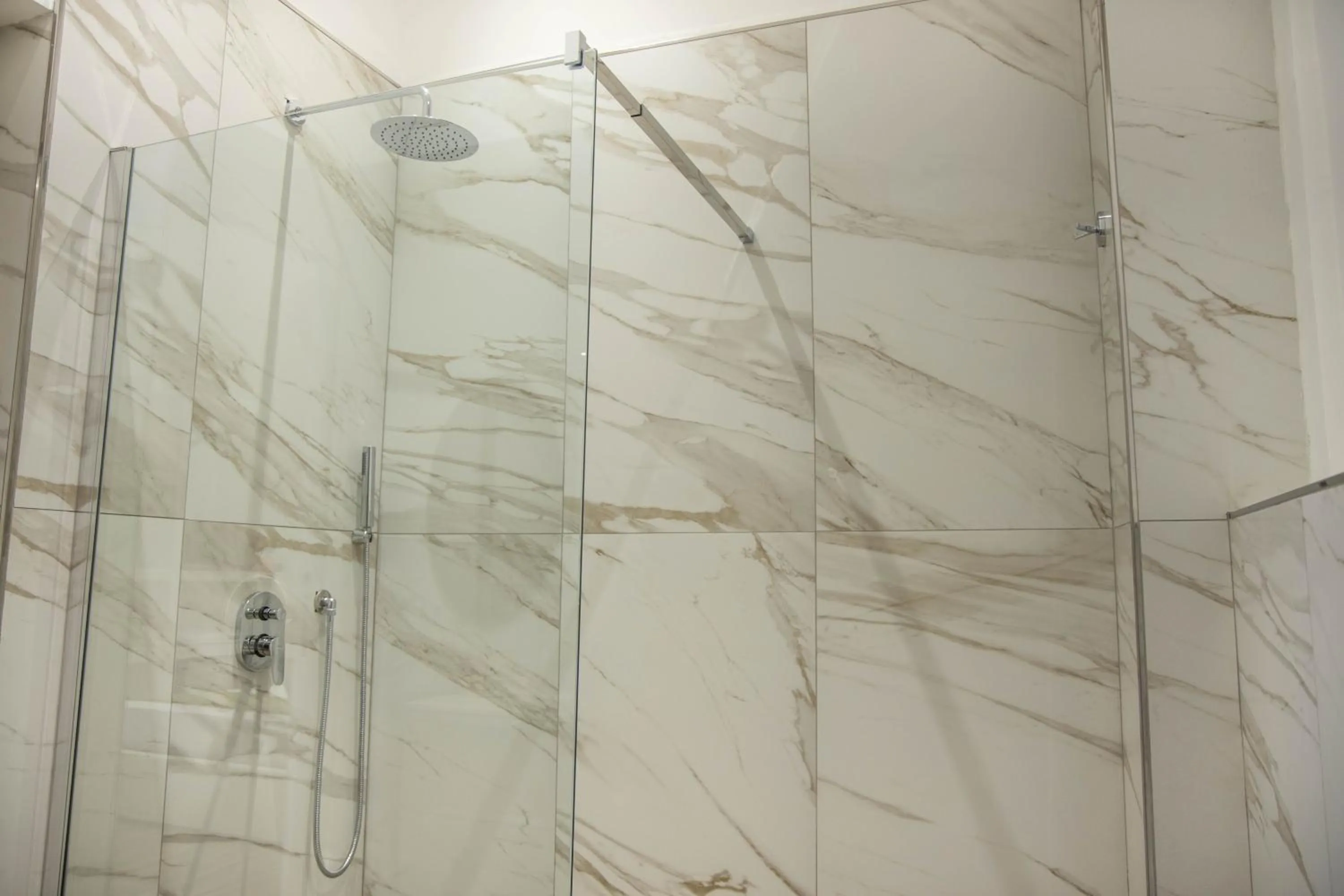 Shower in Beltrani Rent Rooms