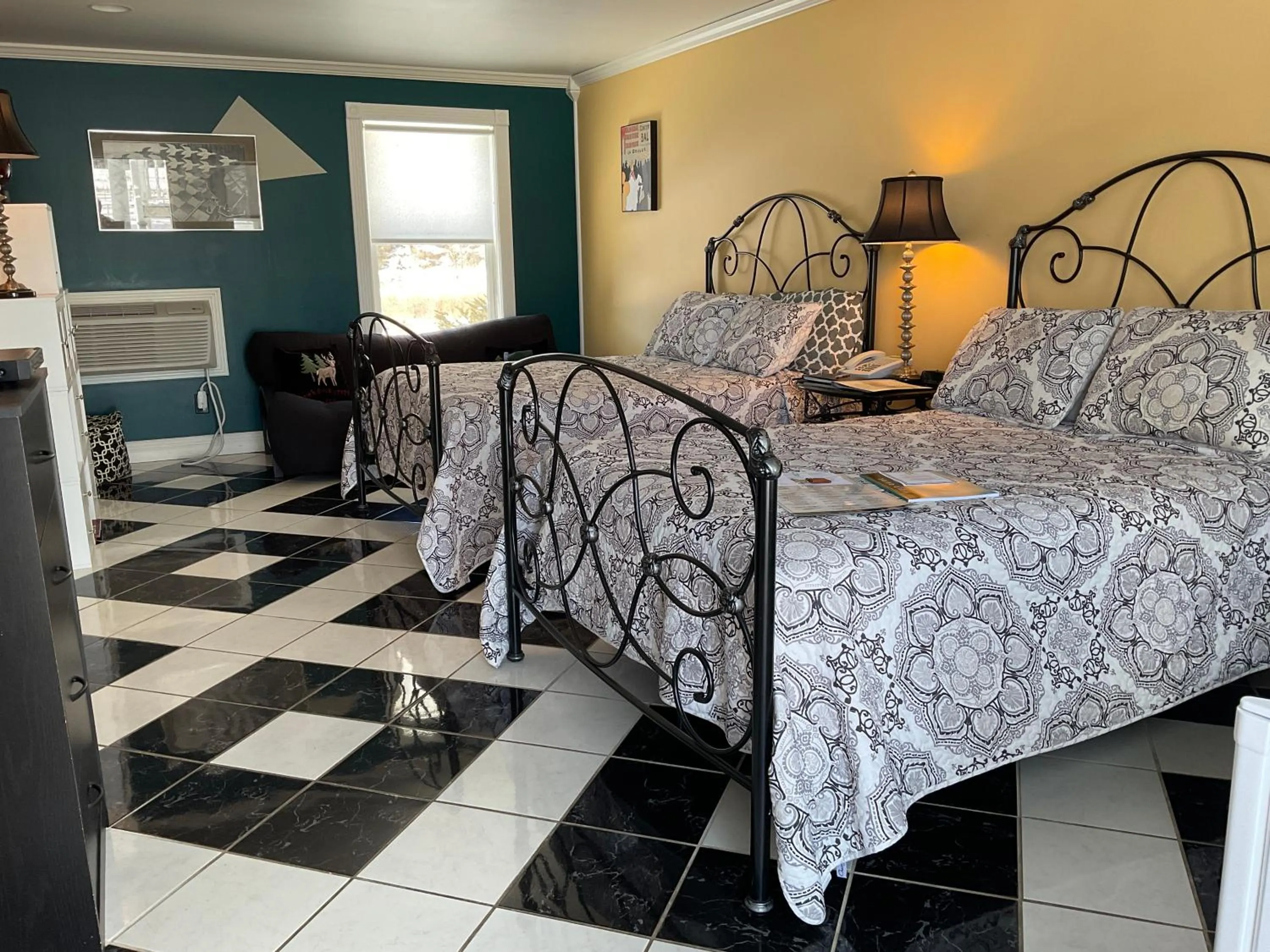 Bed in Mountain Quest Inn