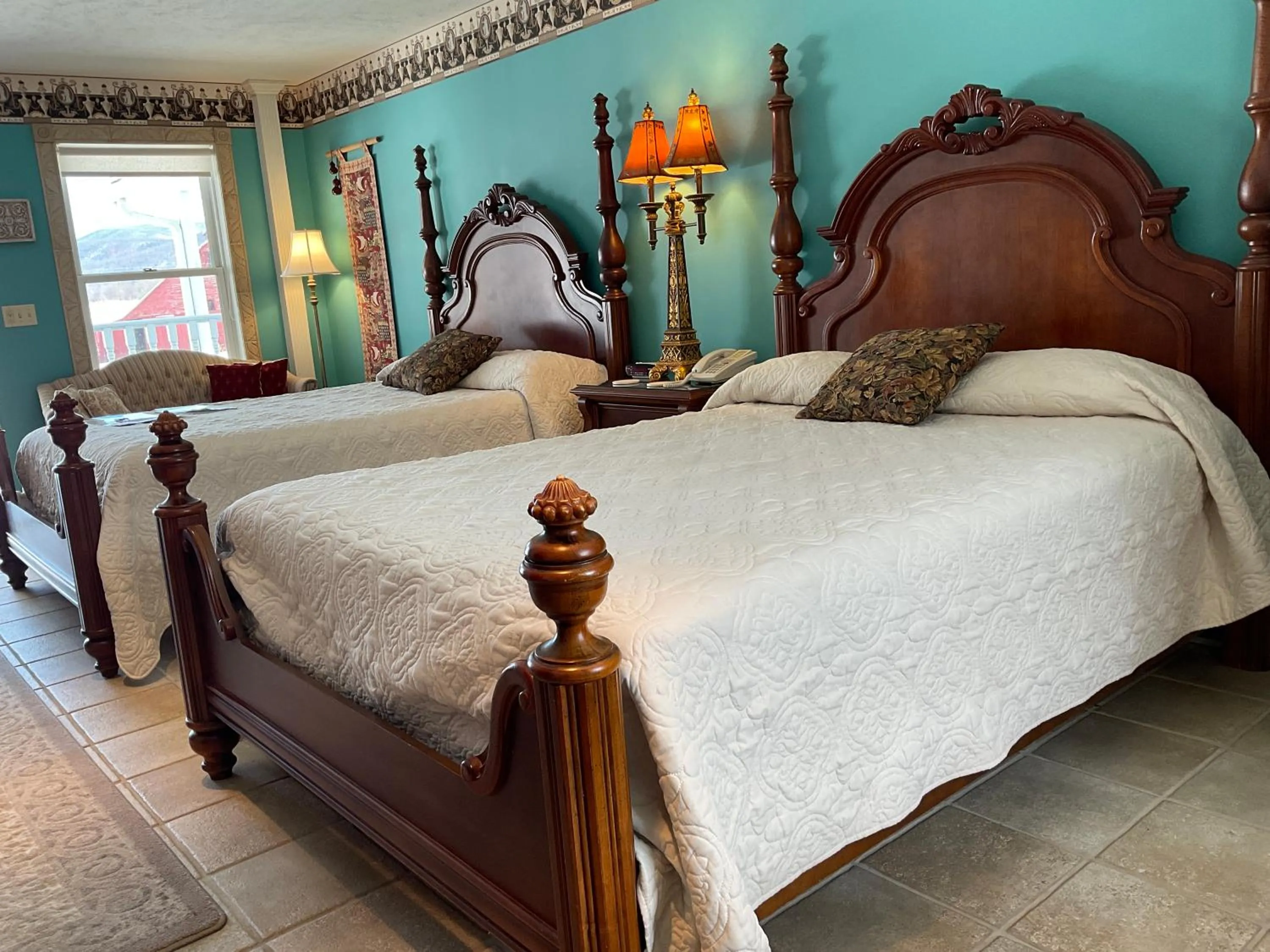 Bed in Mountain Quest Inn