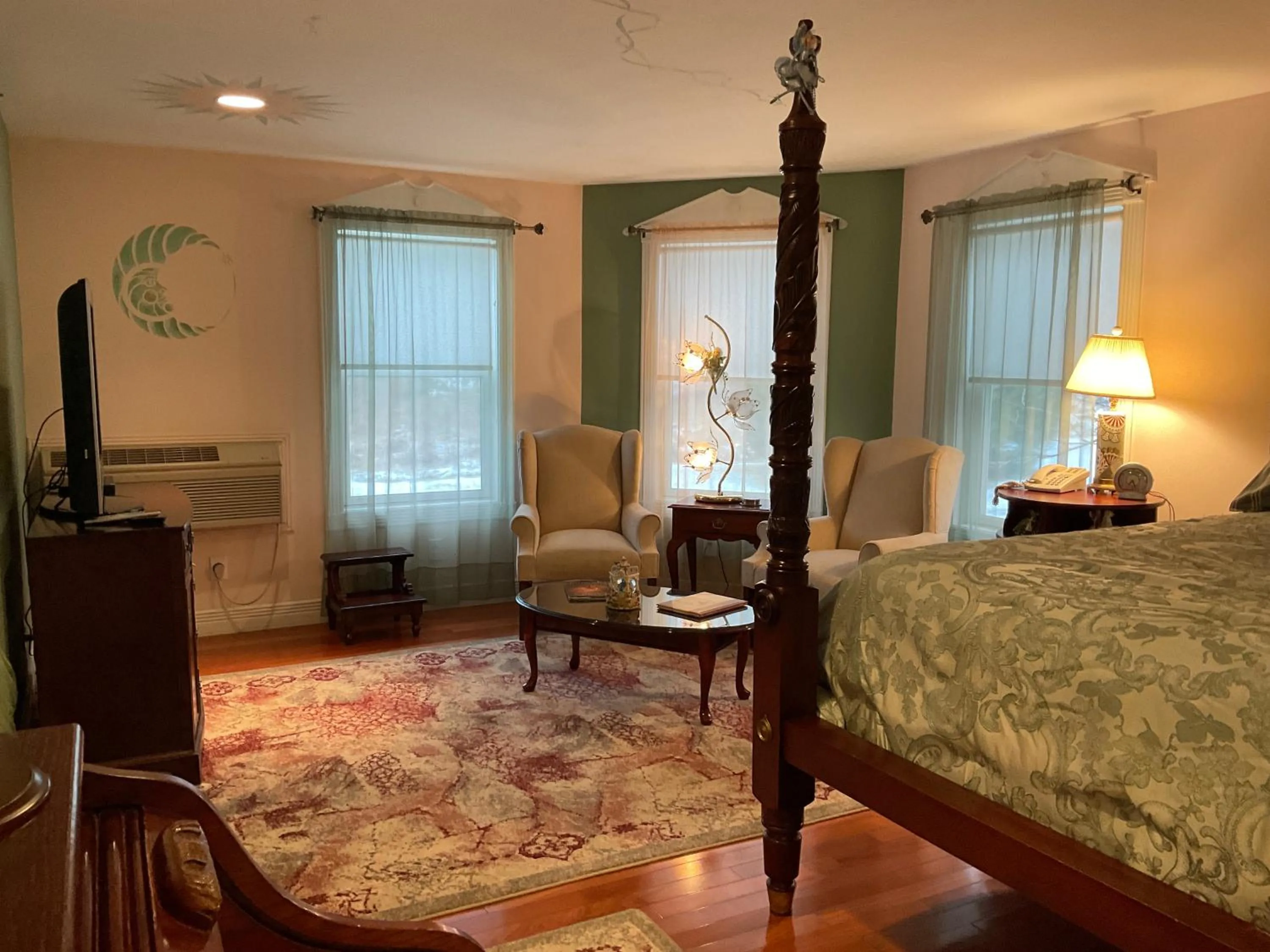 Bed in Mountain Quest Inn