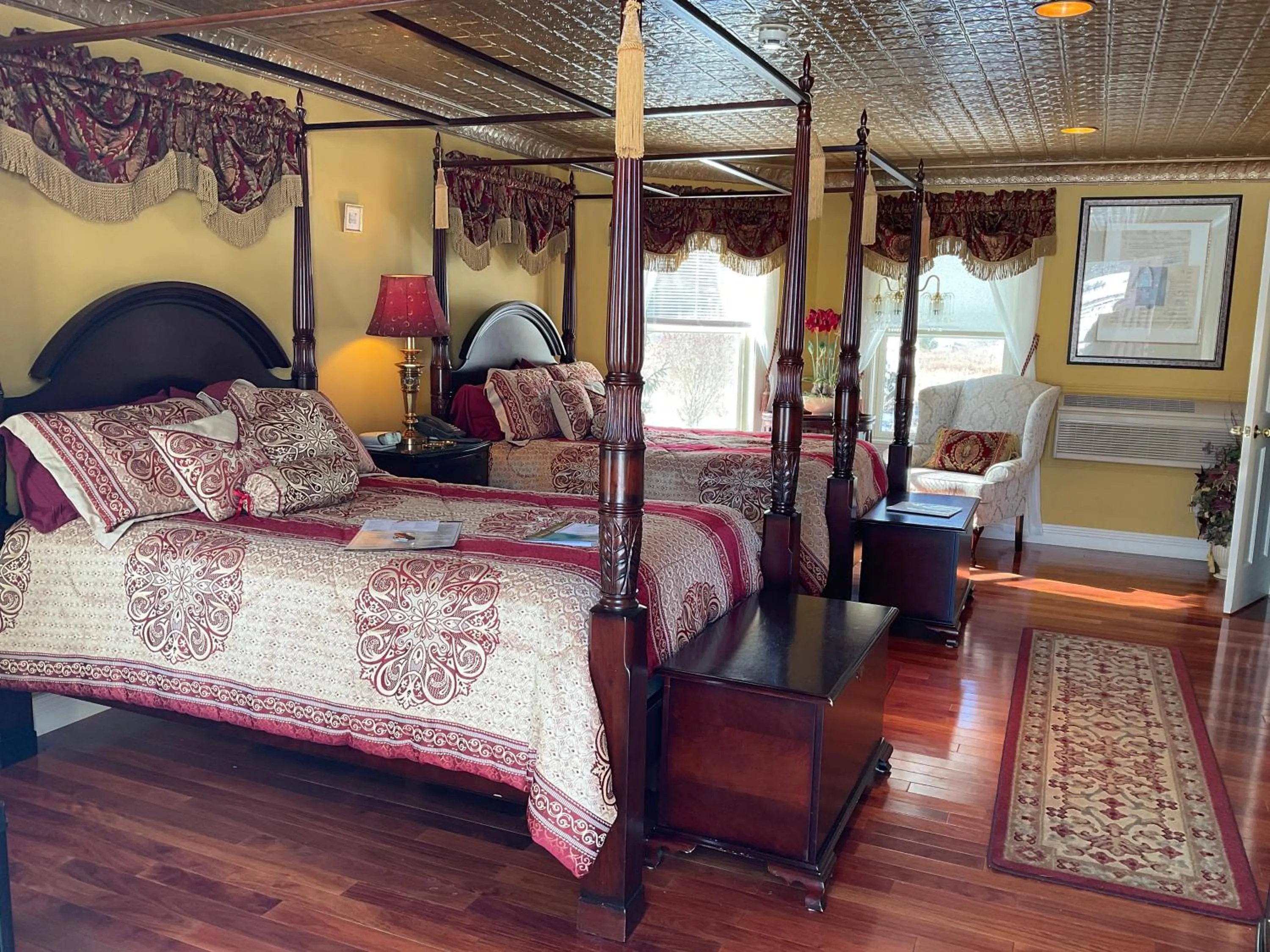 Bed in Mountain Quest Inn