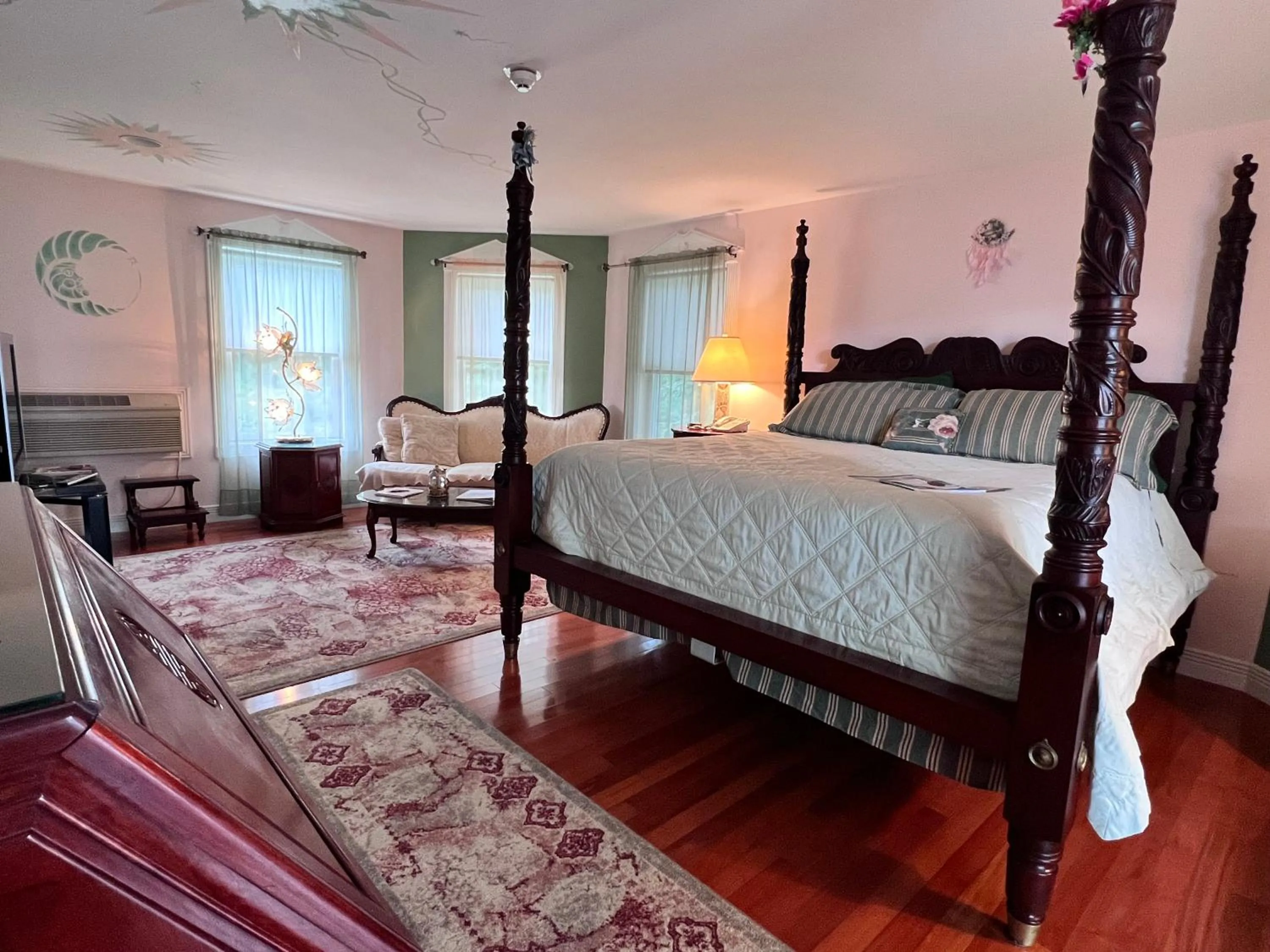 Bed in Mountain Quest Inn