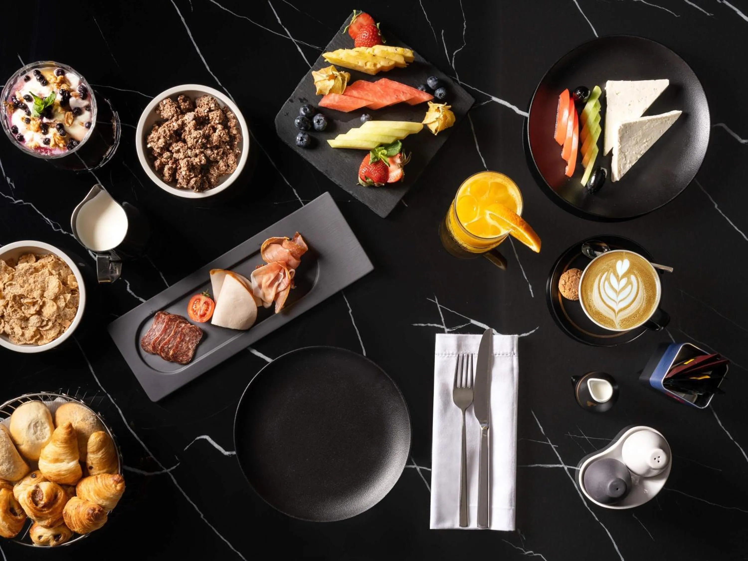 Restaurant/places to eat in The Emporium Hotel Plovdiv - MGallery Collection