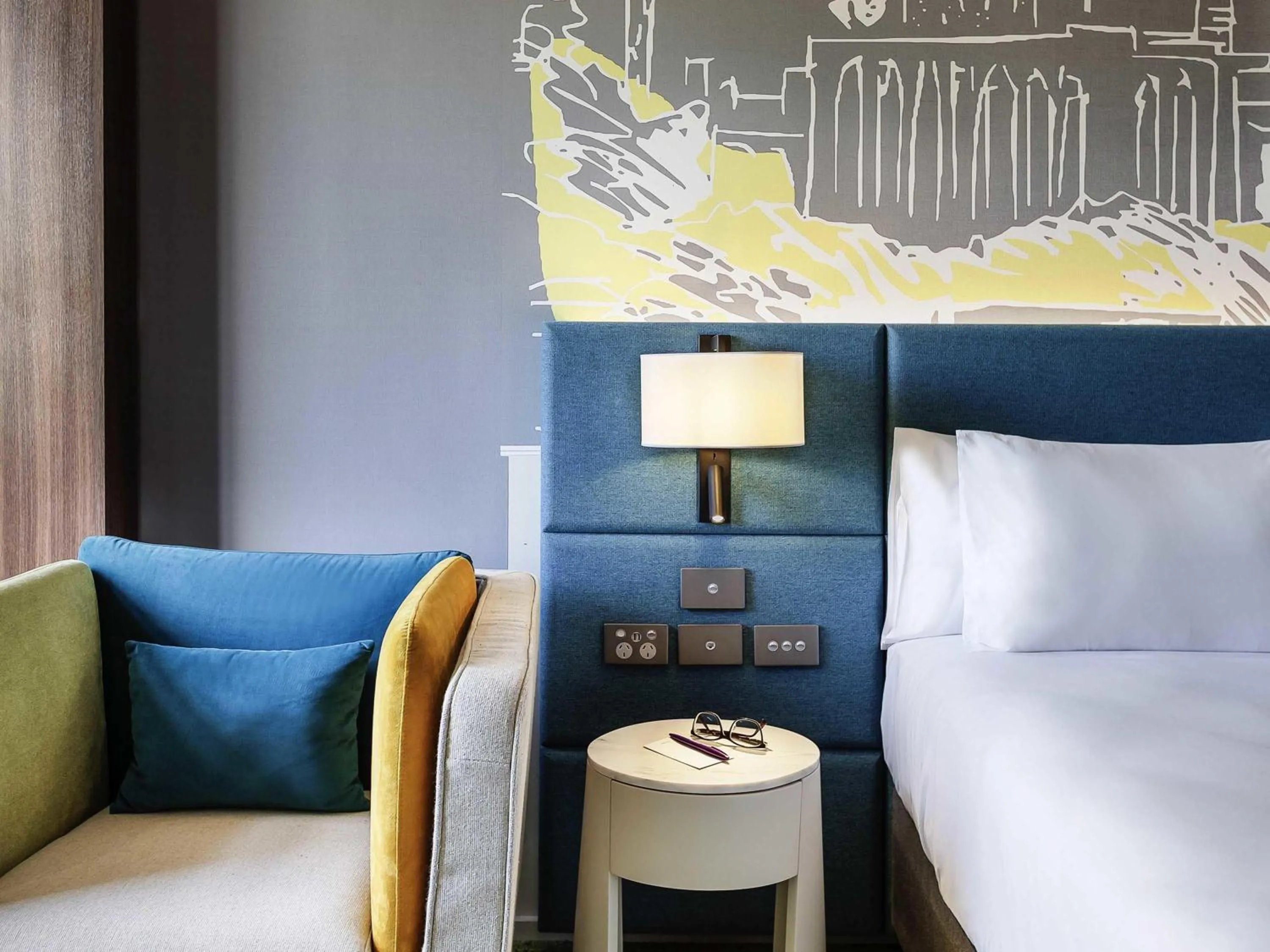 Bedroom, Bed in Mercure Auckland Queen Street