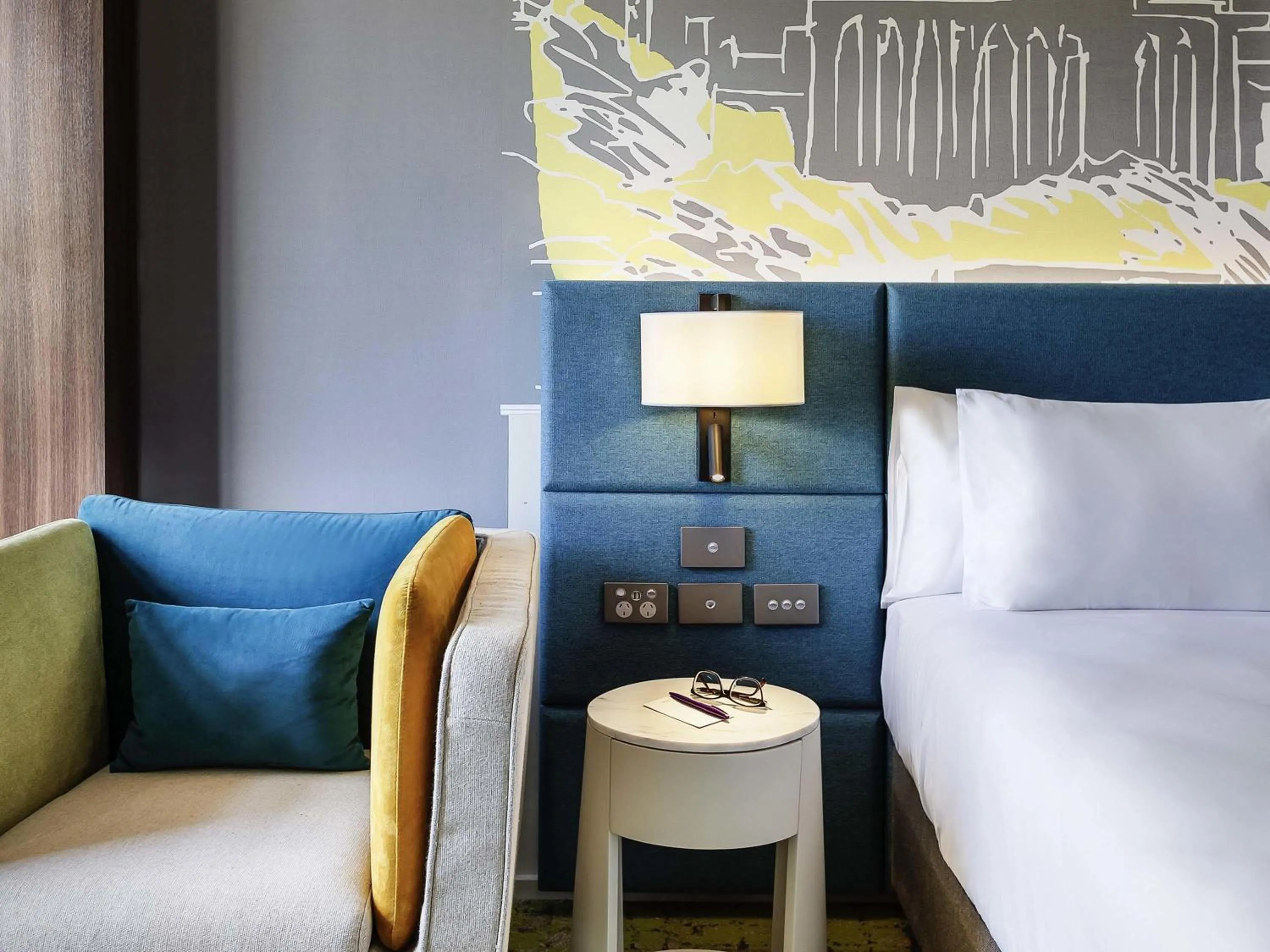 Bedroom, Bed in Mercure Auckland Queen Street