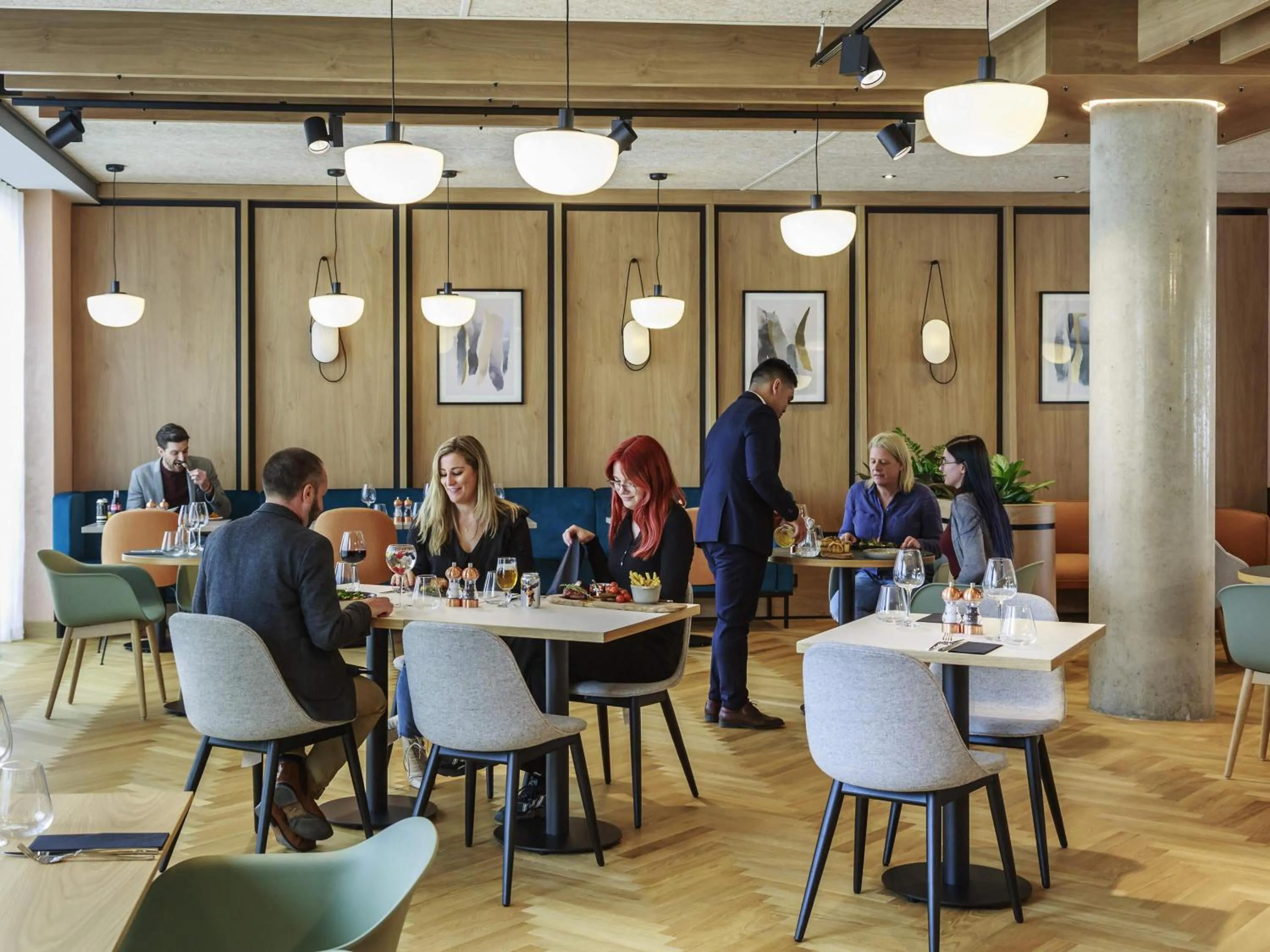 Restaurant/places to eat in Novotel Cambridge North