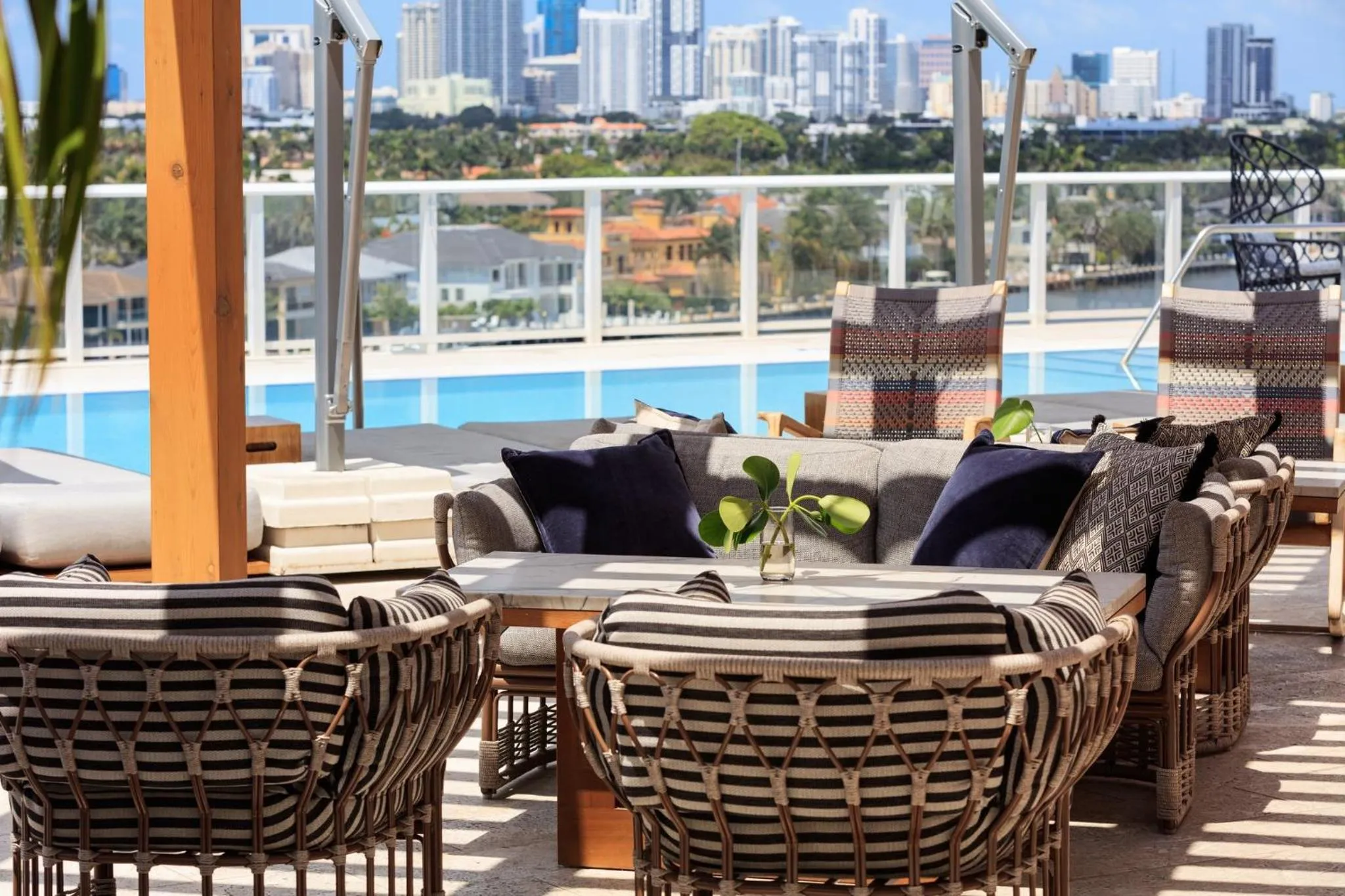 Lounge or bar in The Kimpton Shorebreak Fort Lauderdale Beach Resort