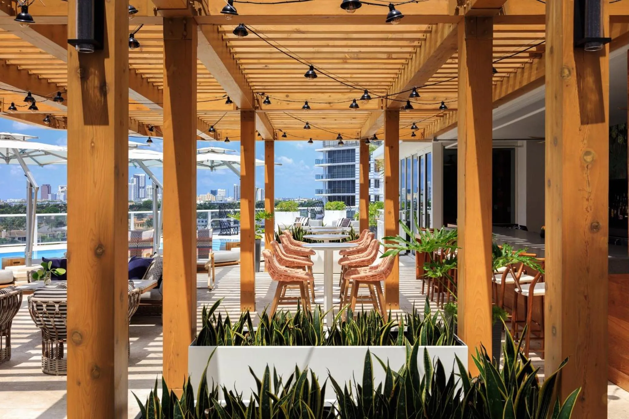Lounge or bar in The Kimpton Shorebreak Fort Lauderdale Beach Resort