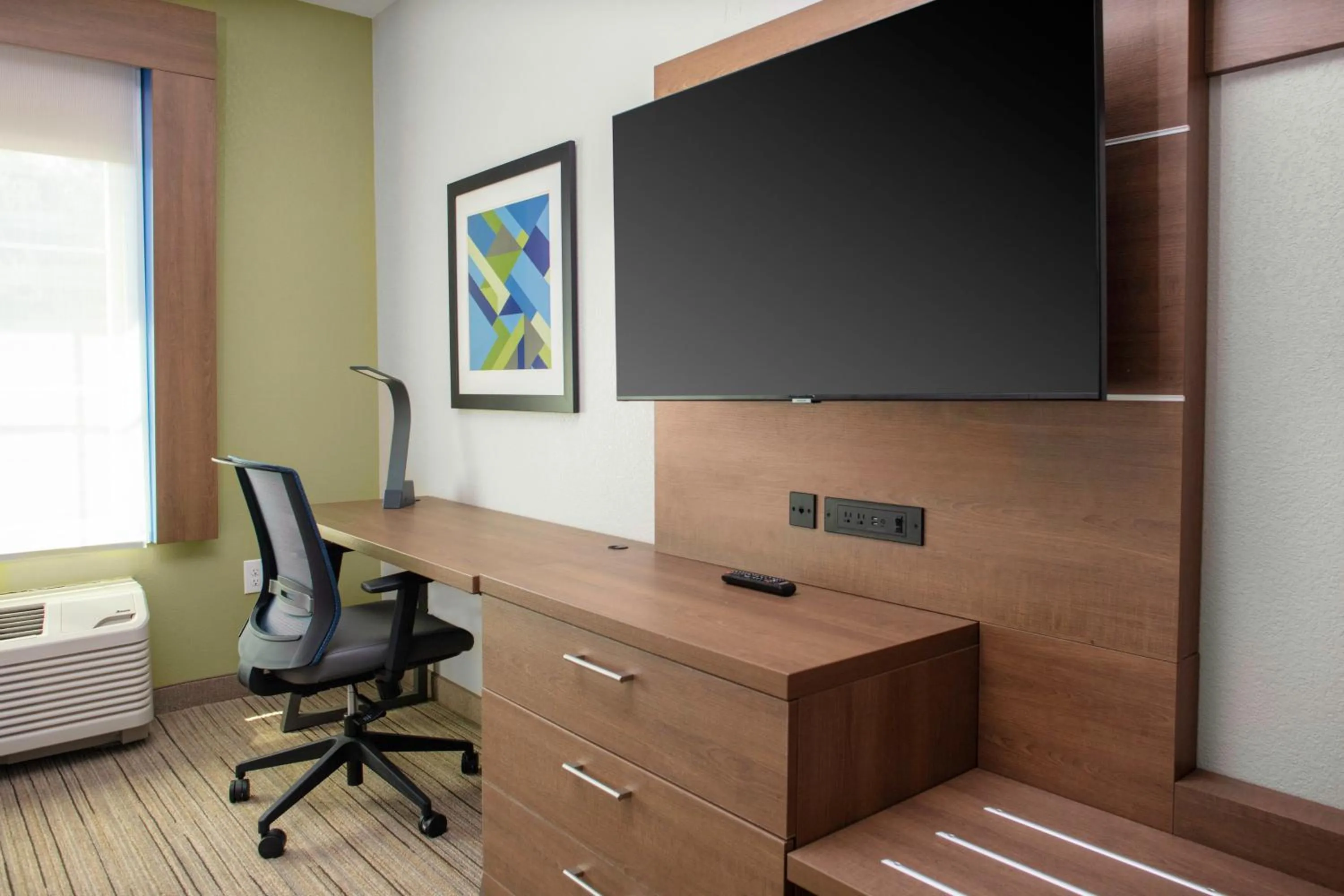 Photo of the whole room in Holiday Inn Express - Wells-Ogunquit-Kennebunk by IHG