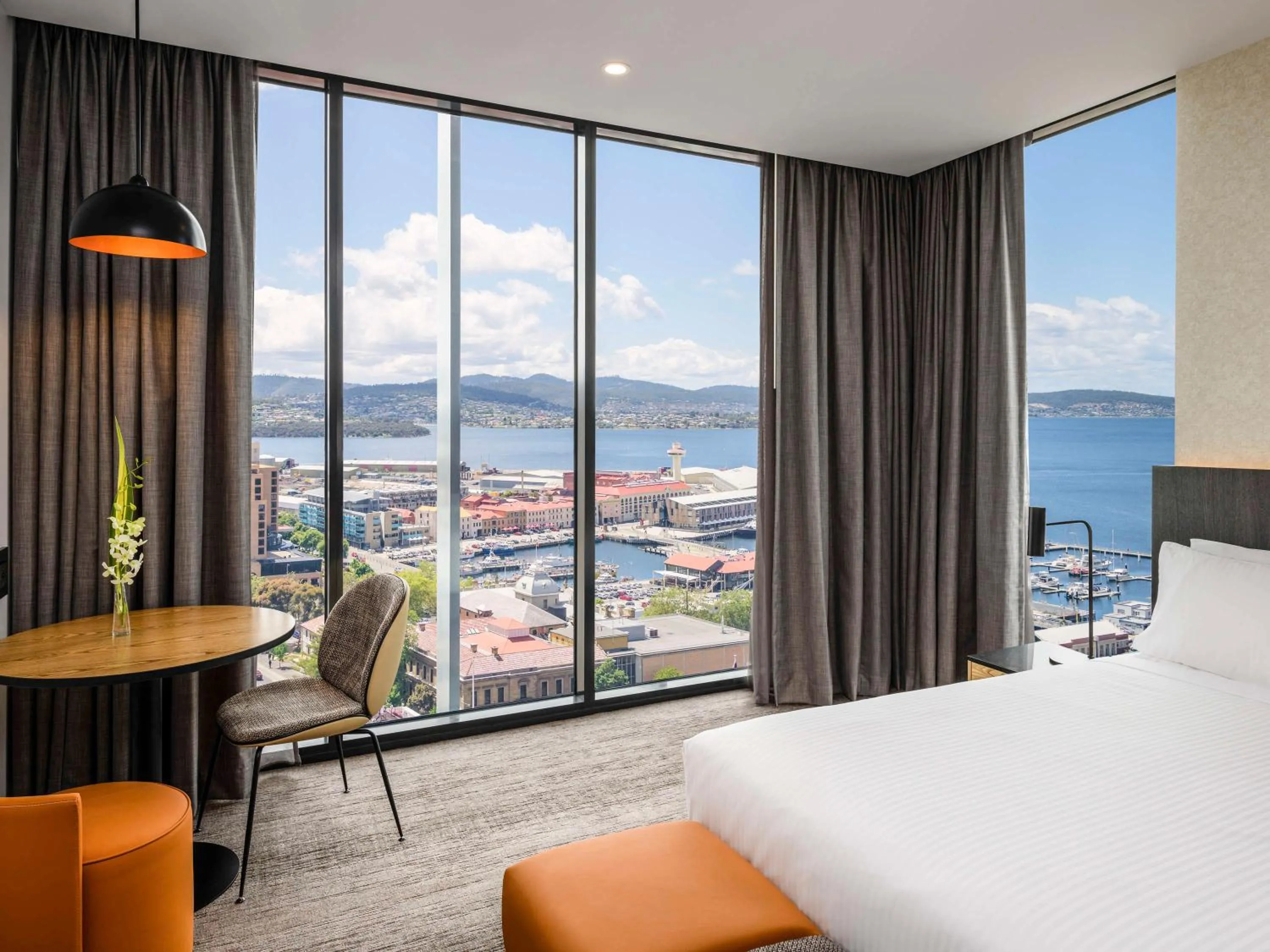 View (from property/room), Bed in Mövenpick Hotel Hobart