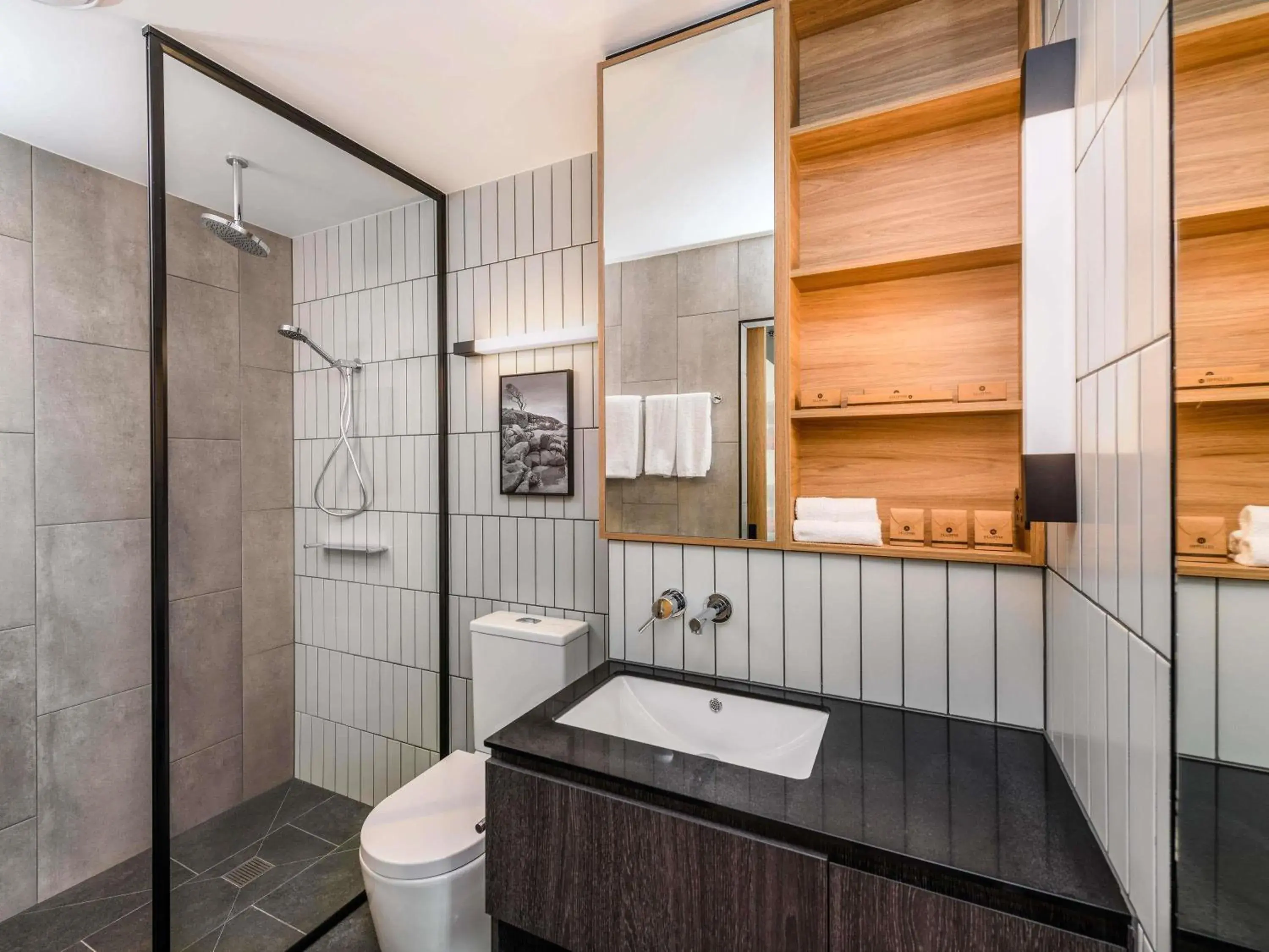 Classic Interior Room with King Bed in Mövenpick Hotel Hobart Classic Interior Room with King Bed in Mövenpick Hotel Hobart