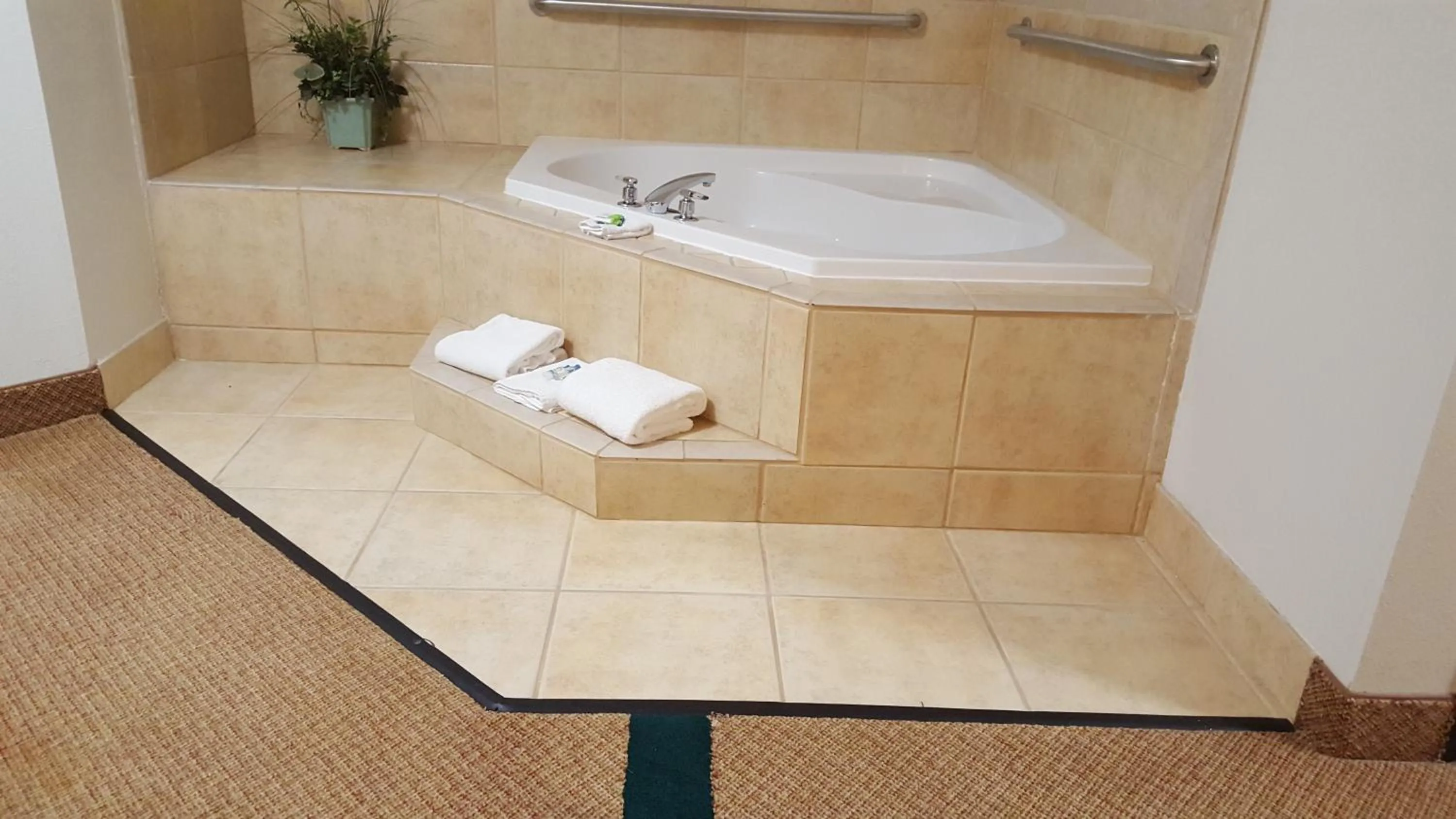 Hot Tub in Oceanfront Lodge