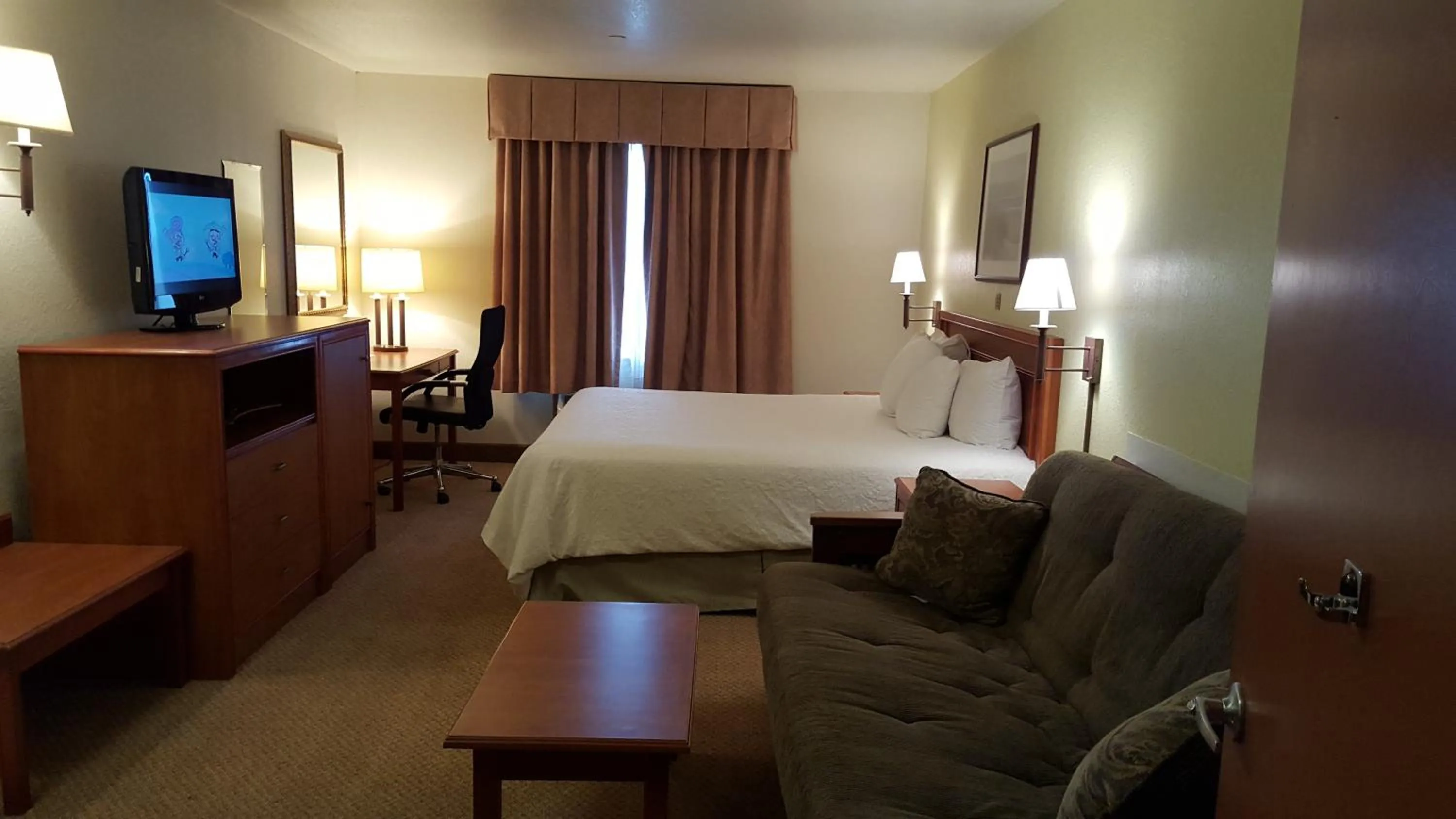 Photo of the whole room, Bed in Oceanfront Lodge