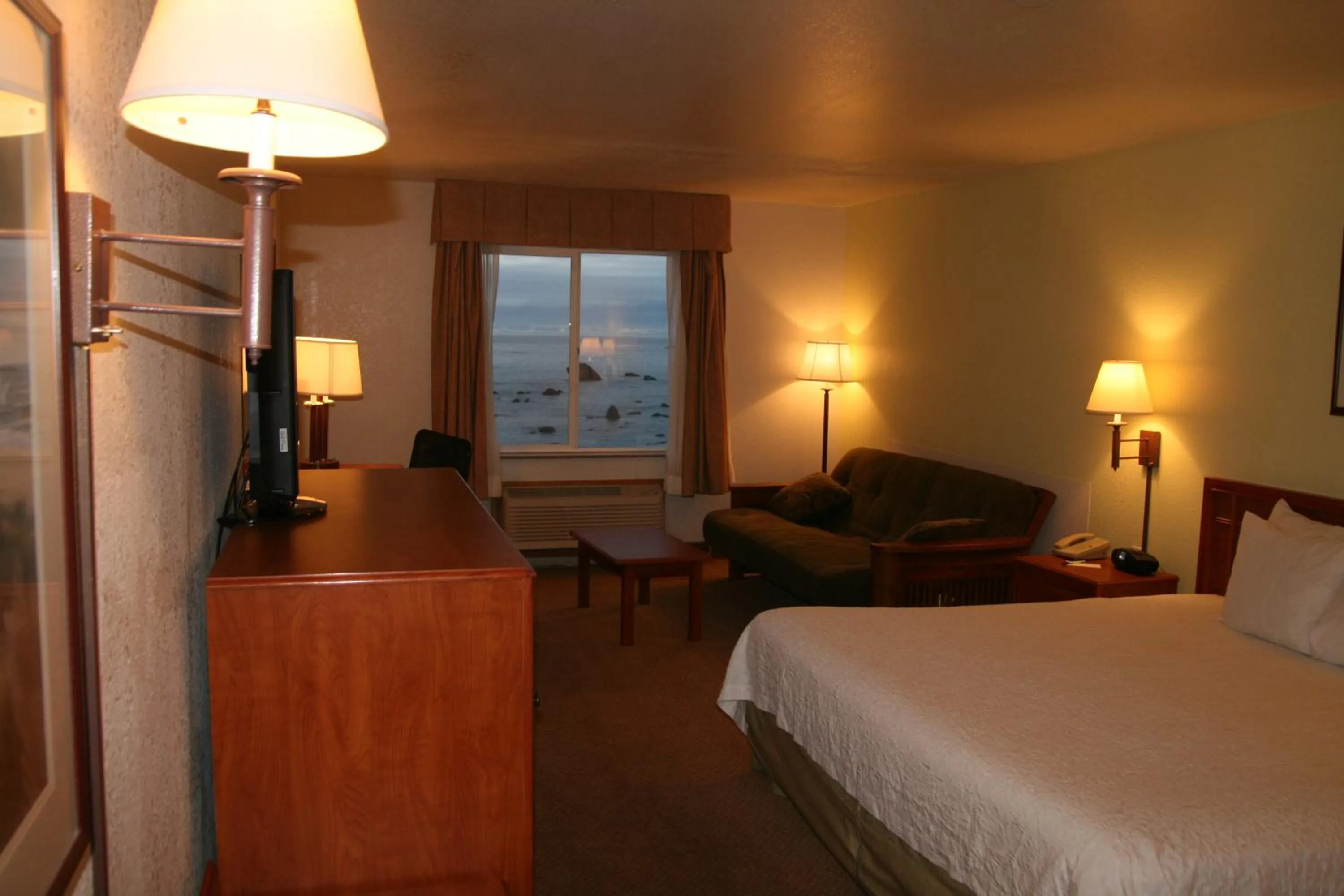 Restaurant/places to eat, Bed in Oceanfront Lodge