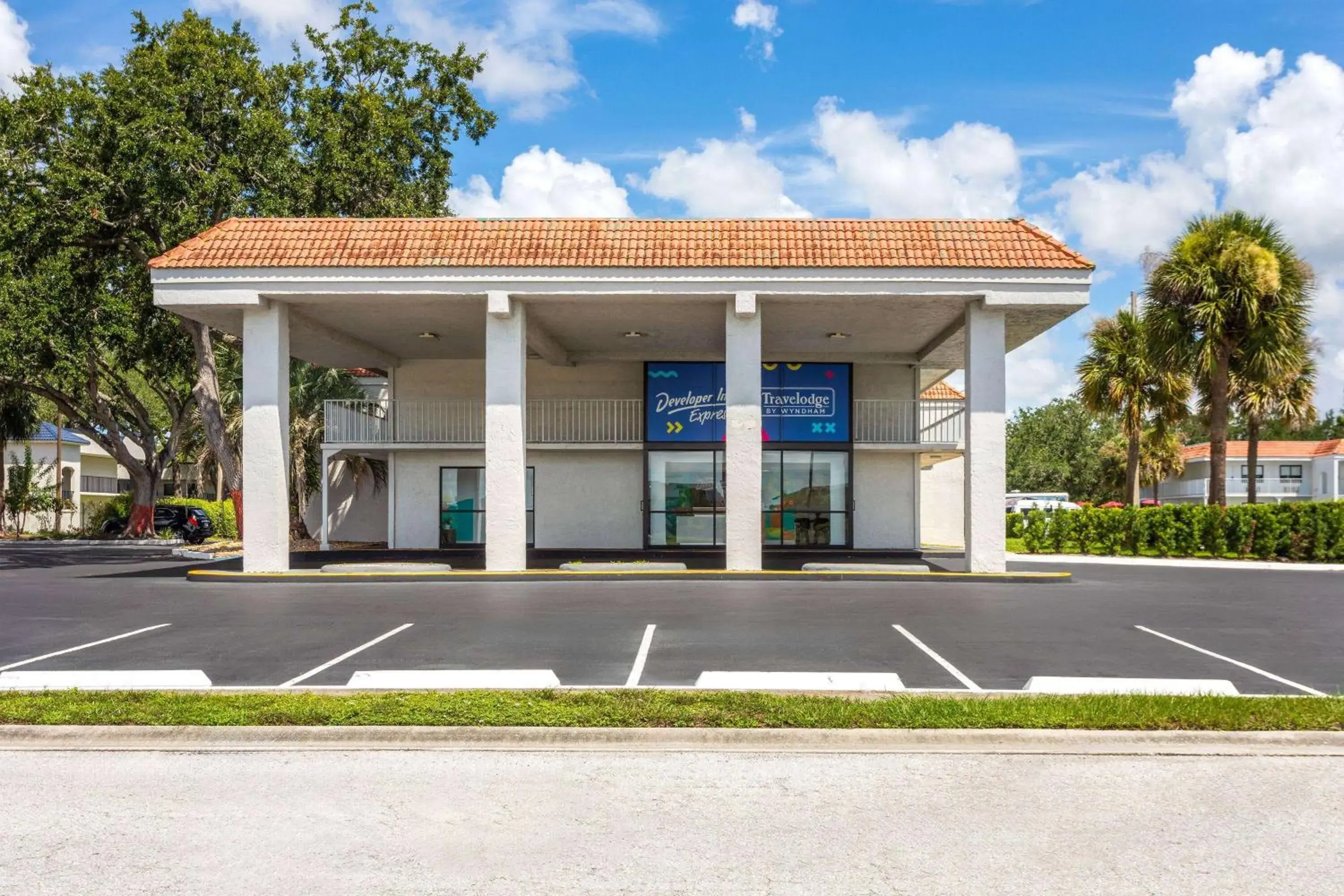 Property building in Travelodge by Wyndham Orlando Lake Buena Vista South Property building in Travelodge by Wyndham Orlando Lake Buena Vista South